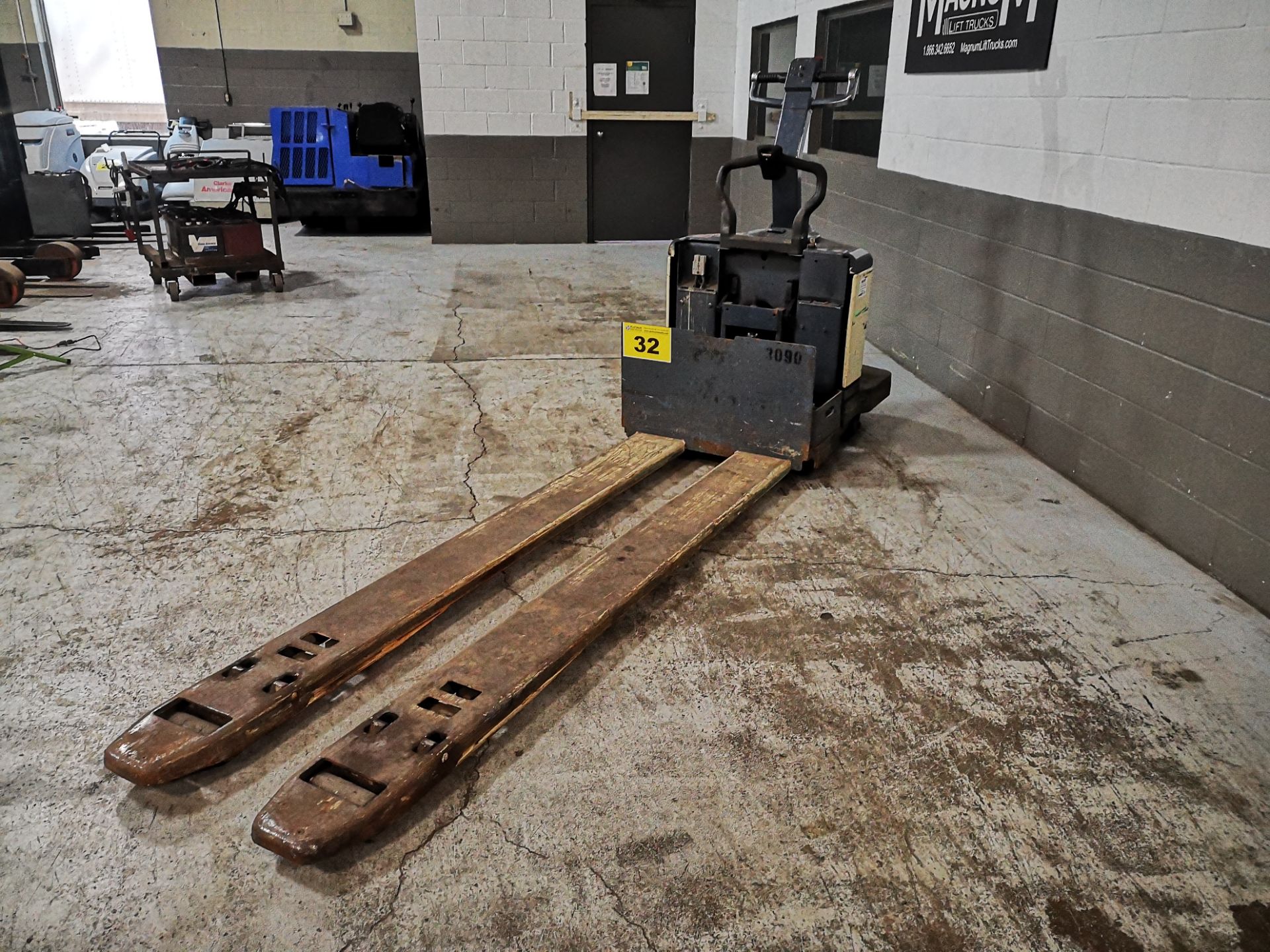 CROWN, PE3520-60, 6000 LBS., BATTERY POWERED PALLET TRUCK, SOLID CUSHION TIRES, 28" W X 96" L FORKS, - Image 4 of 6