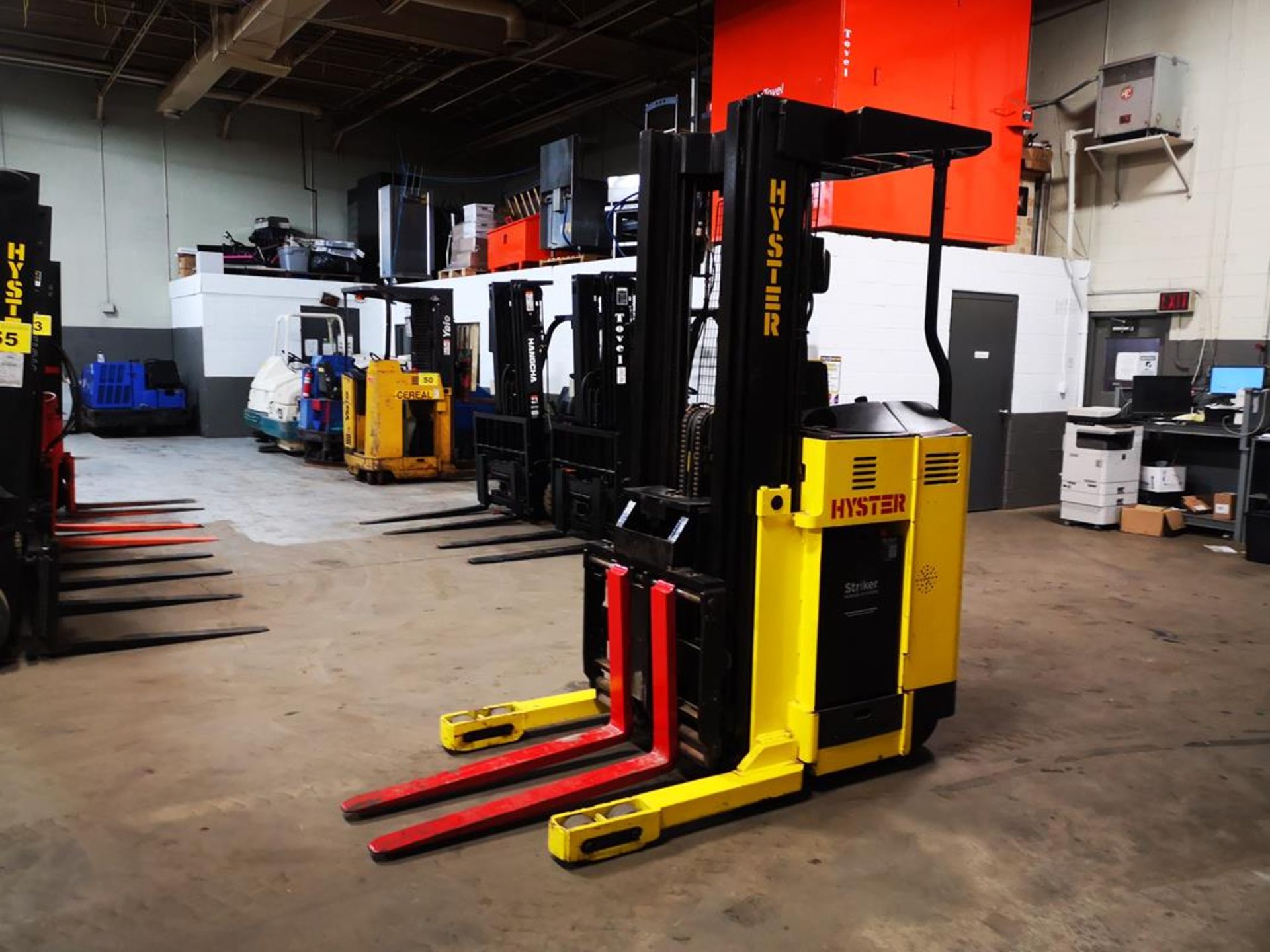 HYSTER, N40XMR2, 3750 LBS., BATTERY POWERED REACH TRUCK, 3 STAGE MAST, 212" MAX LIFT, 42" FORKS, - Image 6 of 13