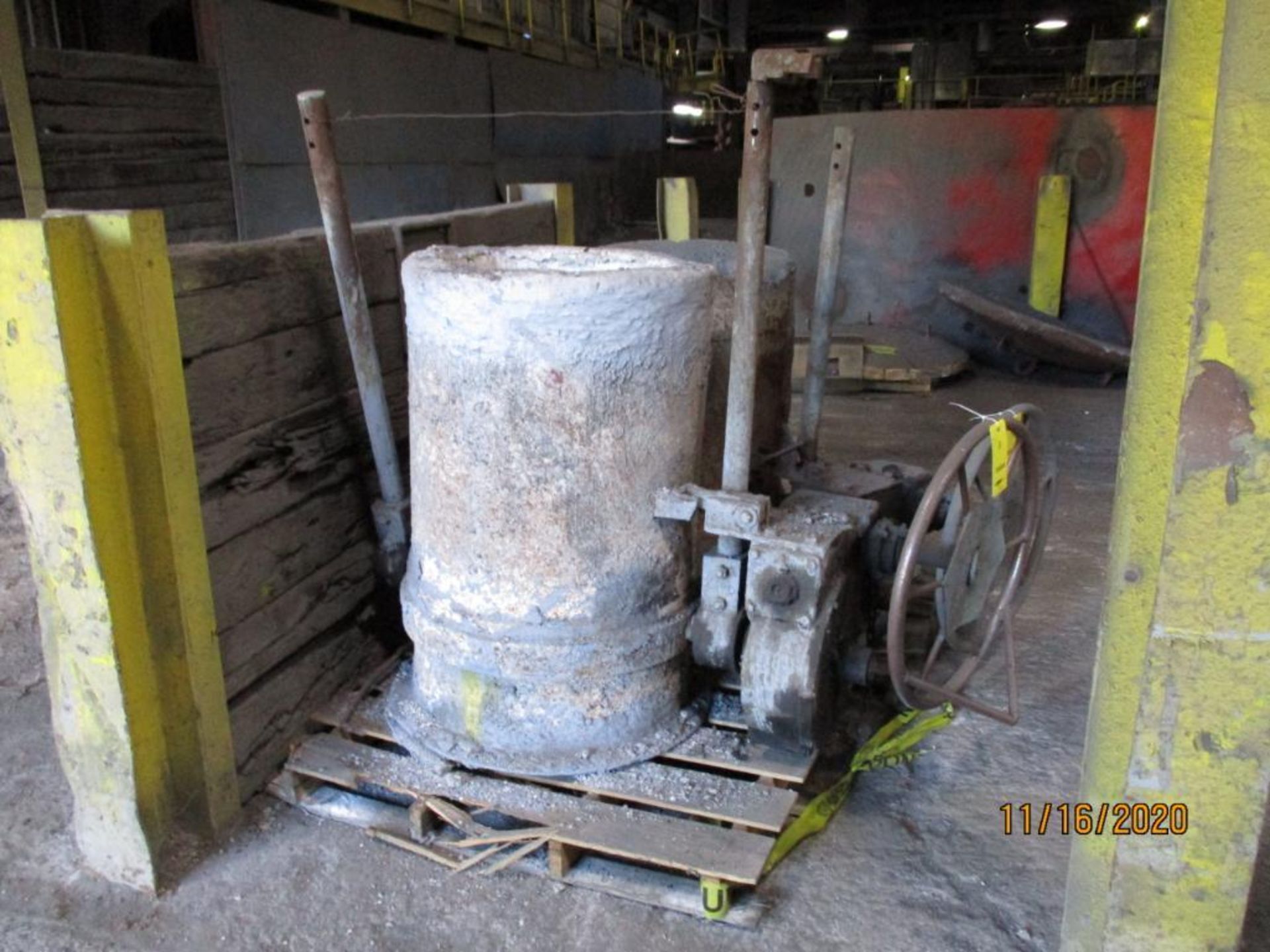 Modern 2700 lb. Pouring Ladle, 40:1 Gear Box (LOCATED IN COLUMBIANA, AL)