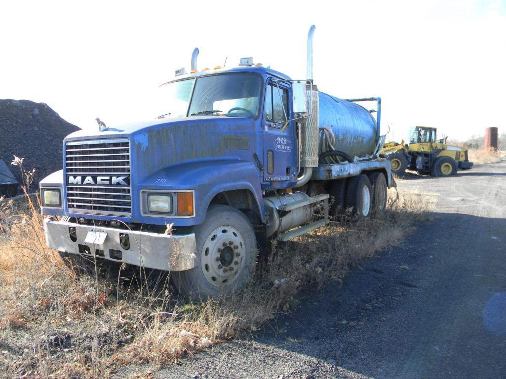 2000 Mack CH-613 T/A Water Truck w/ Mack Power, Eaton Fuller 10 Speed Trans., 3,500 Gallon Water