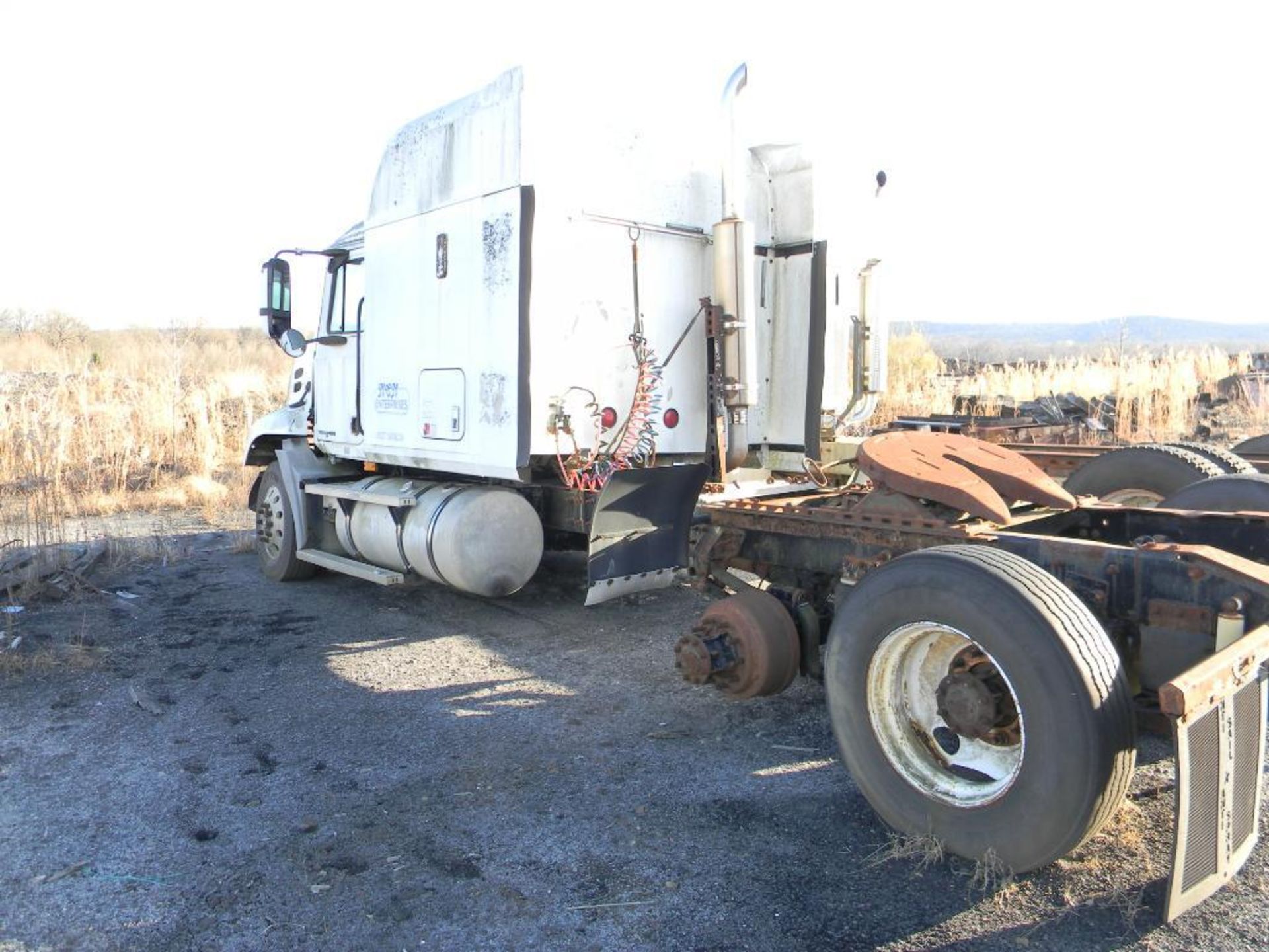 2001 Mack CX-613 Vision T/A Truck Tractor w/ Mack Power, Eaton Fuller 10 Speed Trans., 50 in. - Image 2 of 2