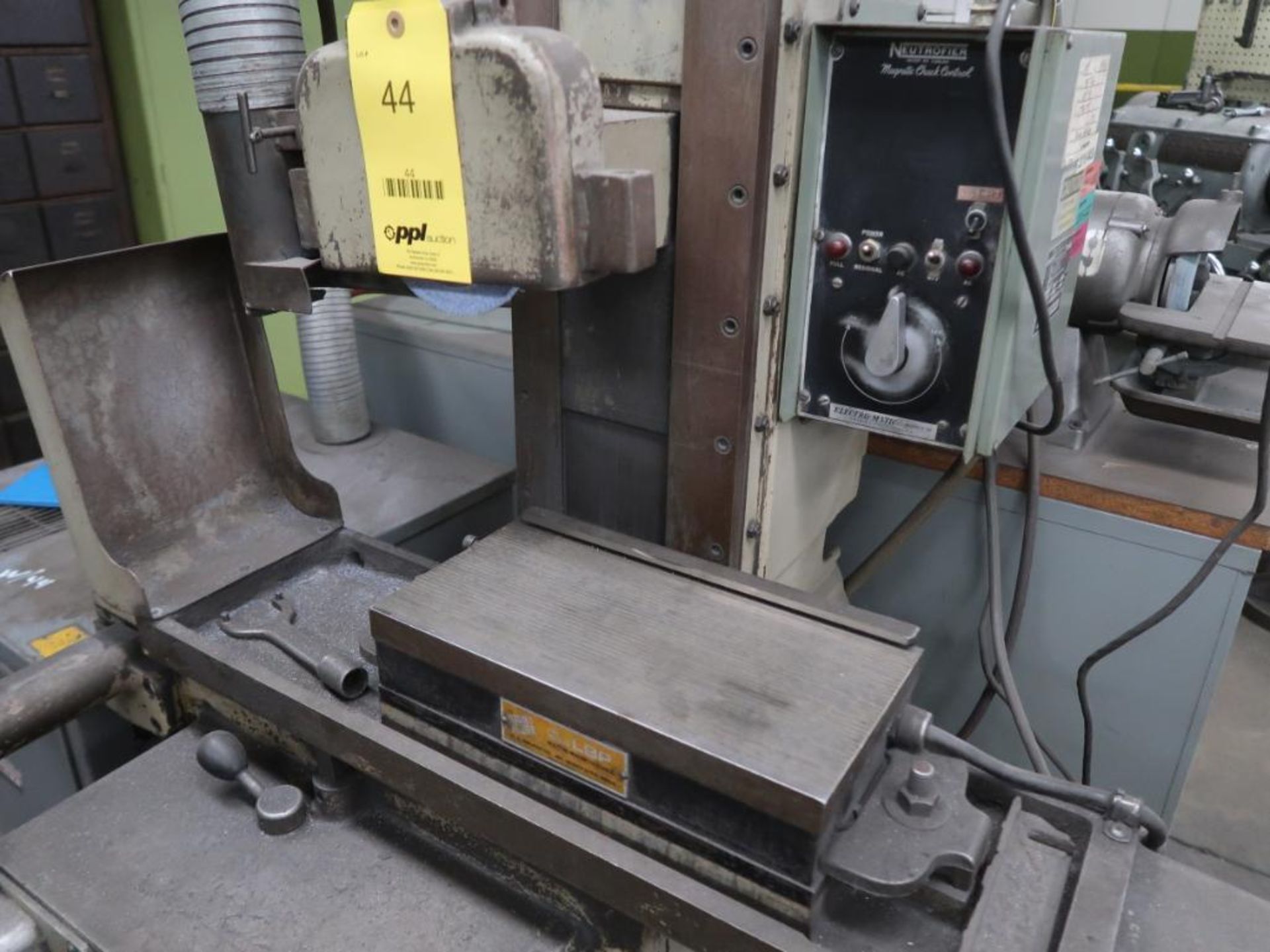 LOT: Clausing 6 in. x 12 in. Surface Grinder Model 4002, S/N 7B-8191, 6 in. x 12 in. Electromagnetic - Image 2 of 6