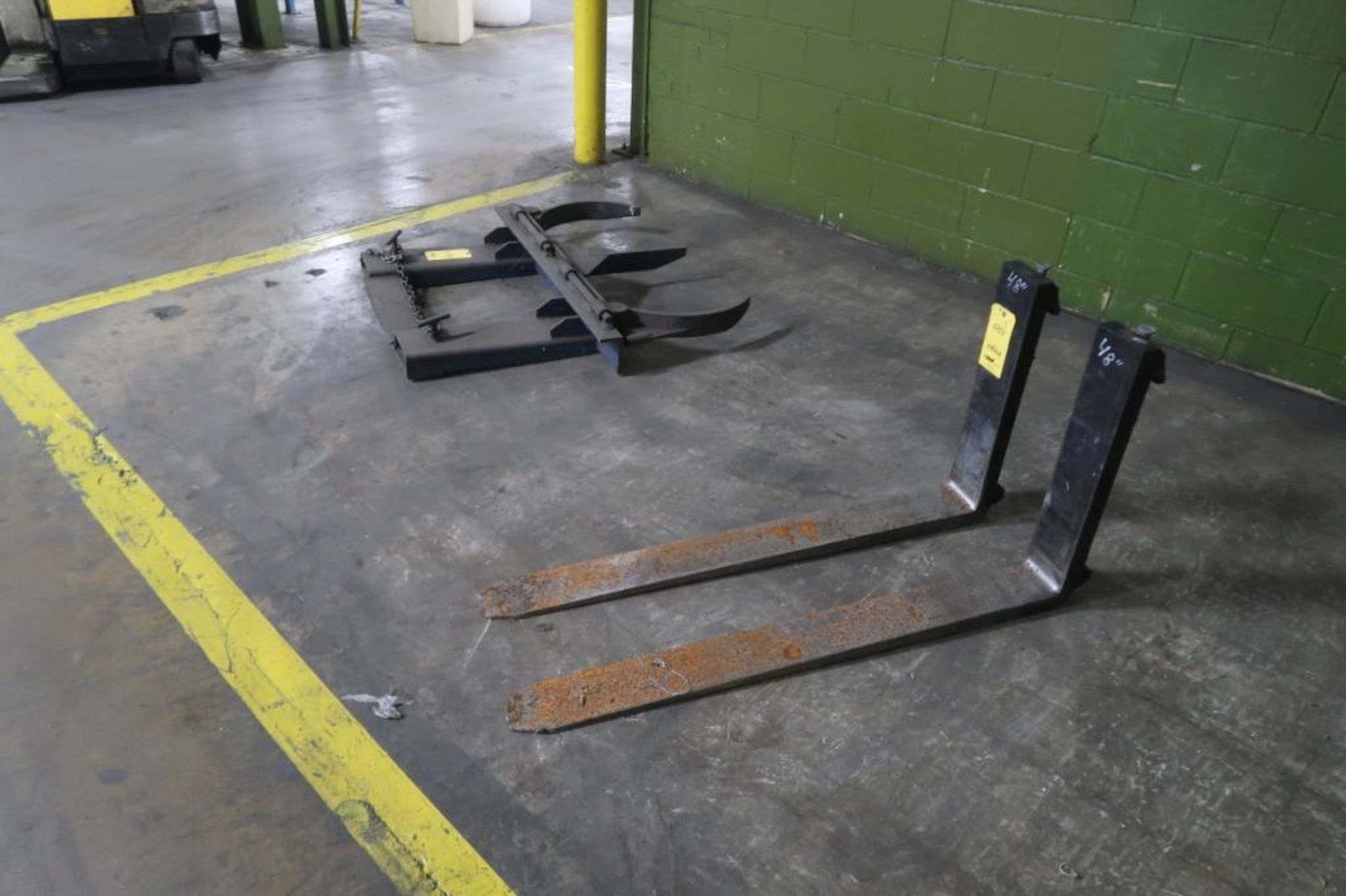 LOT: (2) 48 in. Forks, (1) Twin Barrel Lift, LOCATION: MAIN PRESS FLOOR