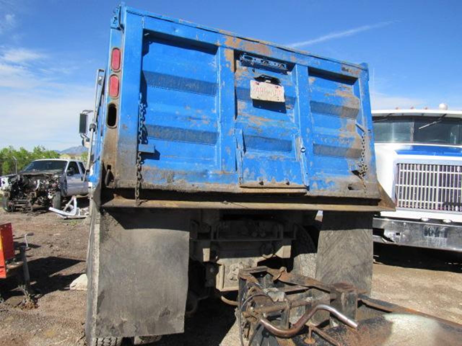 2005 International 5600 Dump Truck 6 x 4, VIN # 1HTXHAPR755031266, 18-Speed Manual Eaton Fuller - Image 4 of 9