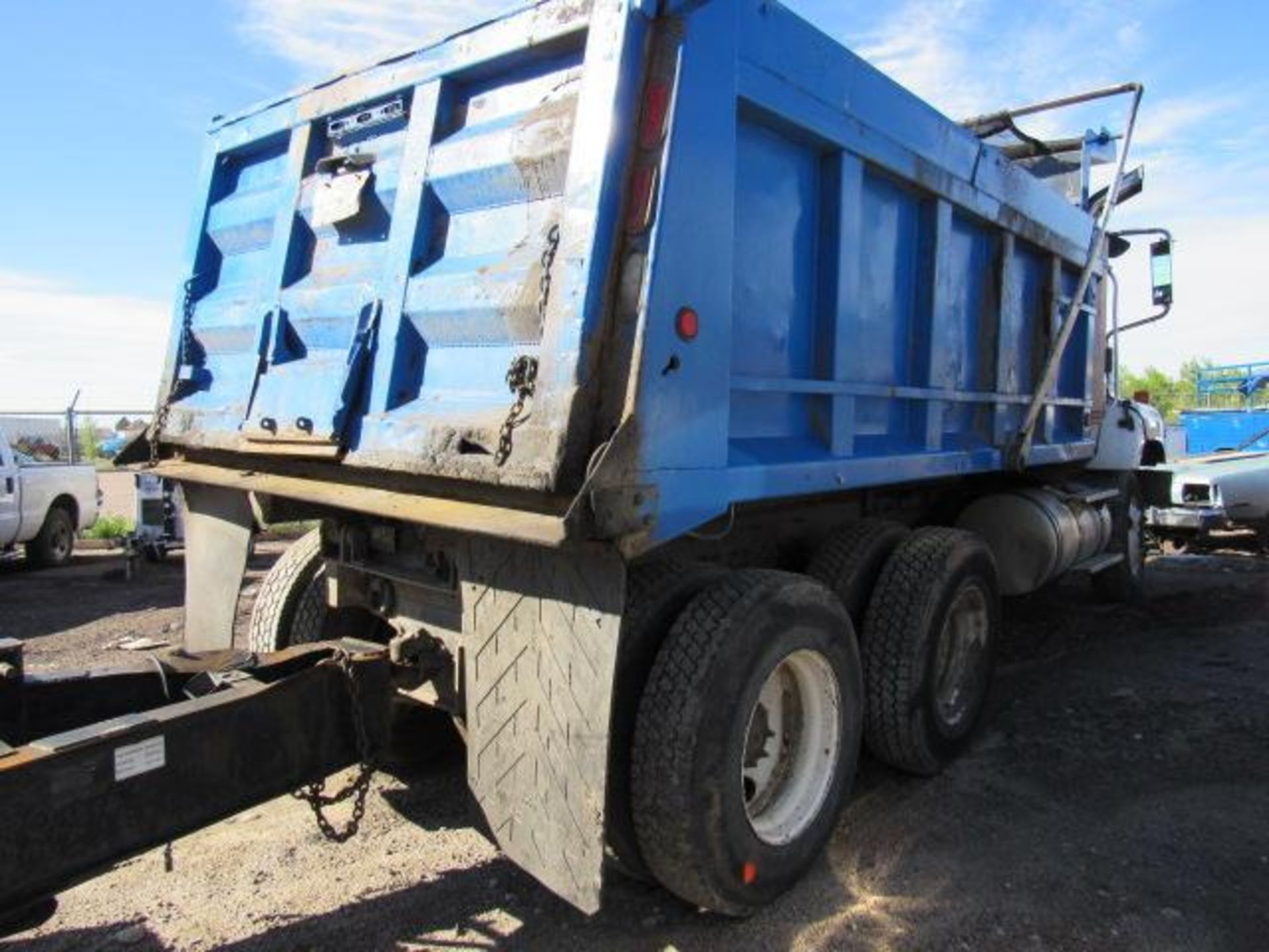 2005 International 5600 Dump Truck 6 x 4, VIN # 1HTXHAPR755031266, 18-Speed Manual Eaton Fuller - Image 5 of 9