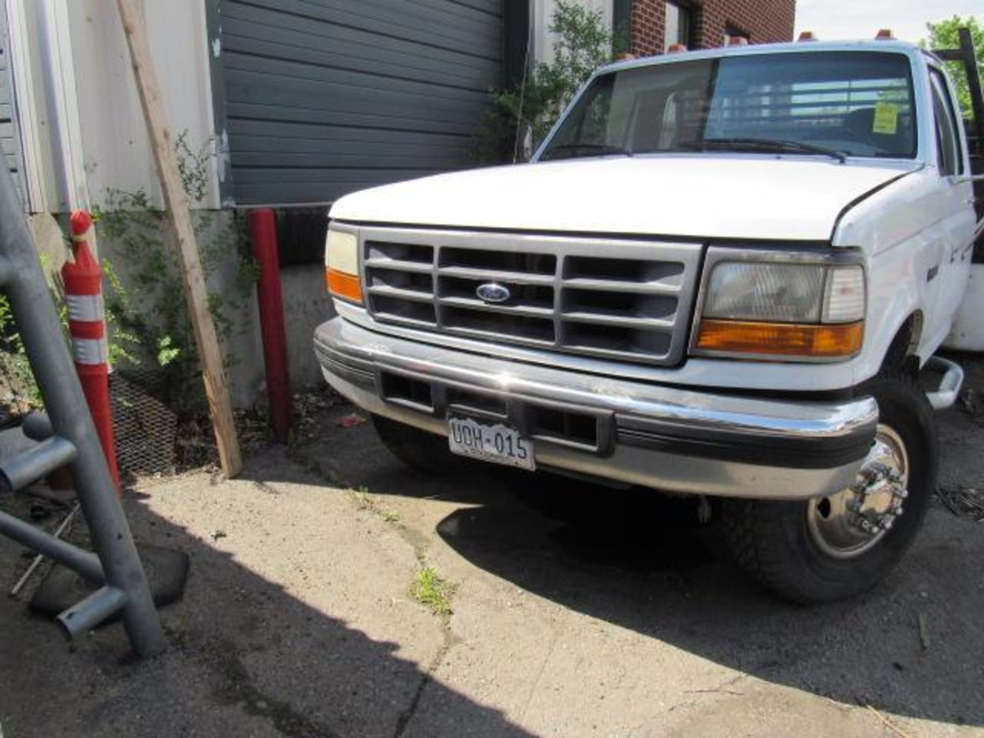 1996 Ford F450 11 ft. Flatbed Superduty 4 x 2, VIN # 1FDLF47F5TEA46150, Gooseneck Hitch, Dual Rear - Image 2 of 8