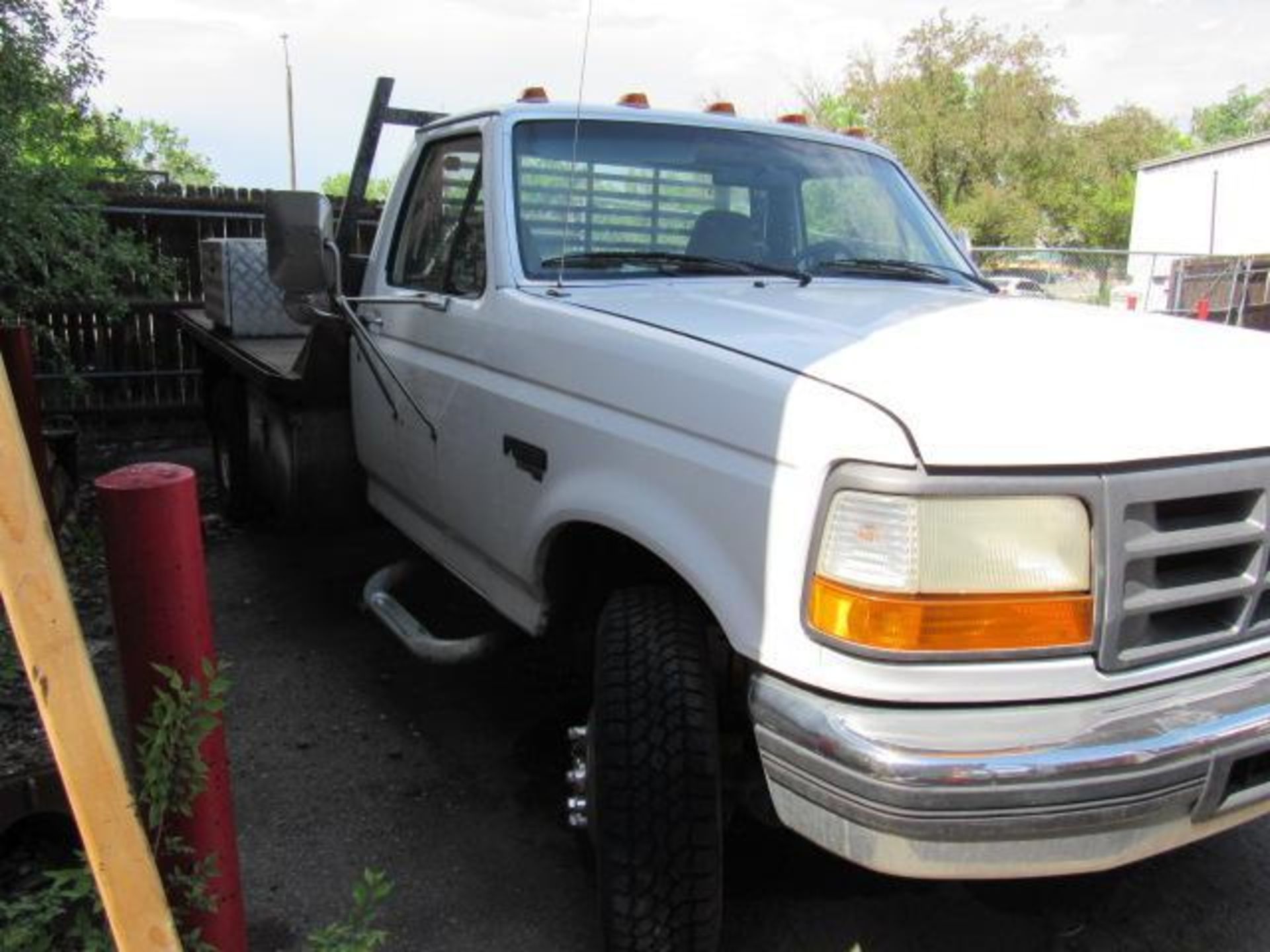 1996 Ford F450 11 ft. Flatbed Superduty 4 x 2, VIN # 1FDLF47F5TEA46150, Gooseneck Hitch, Dual Rear - Image 3 of 8