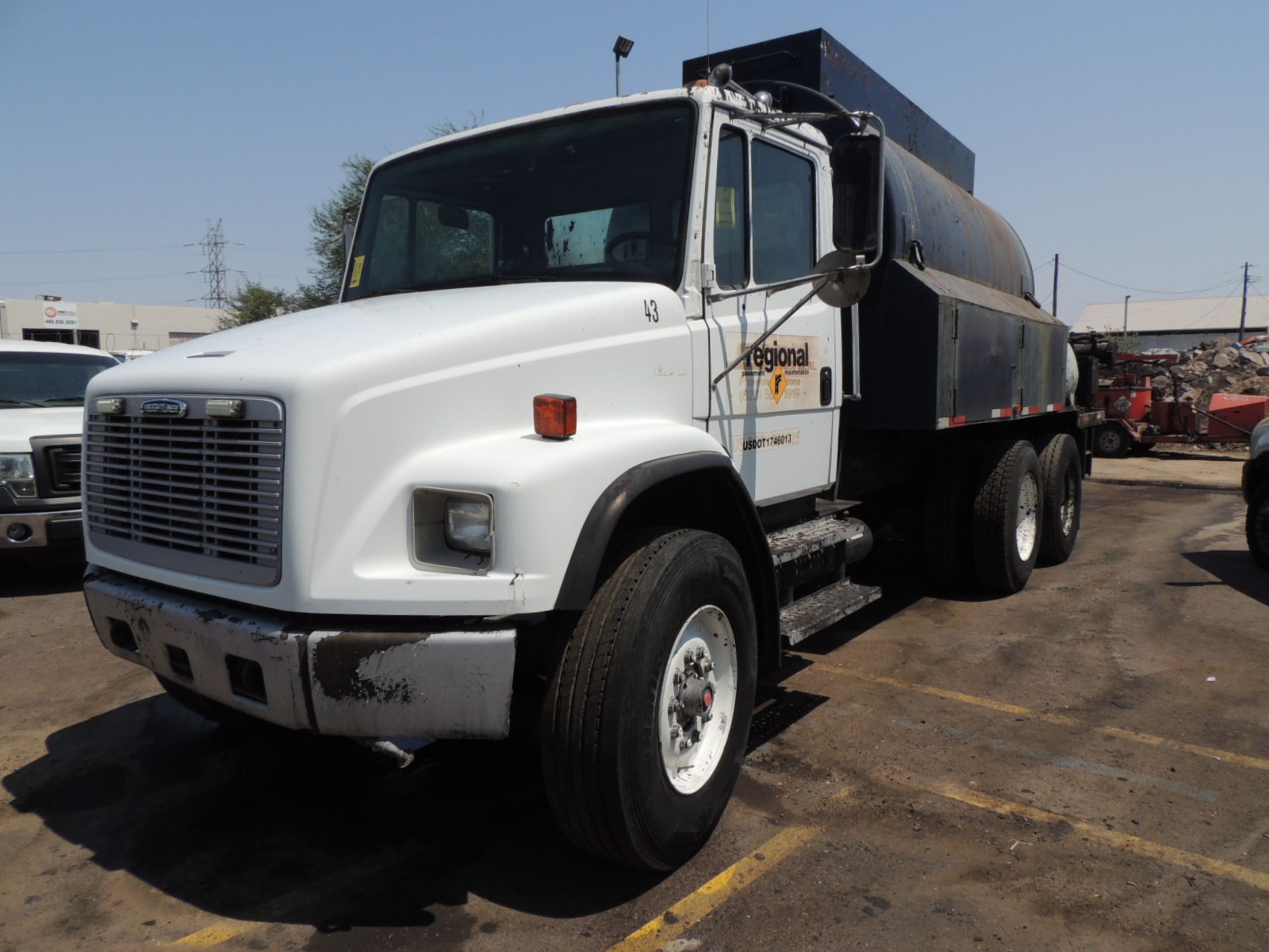 2000 Freightliner T/A w/Raynor Rayn Maker lll Seal Coat Spray System, VIN # 1FVXJLCB41DH36516, - Image 2 of 4