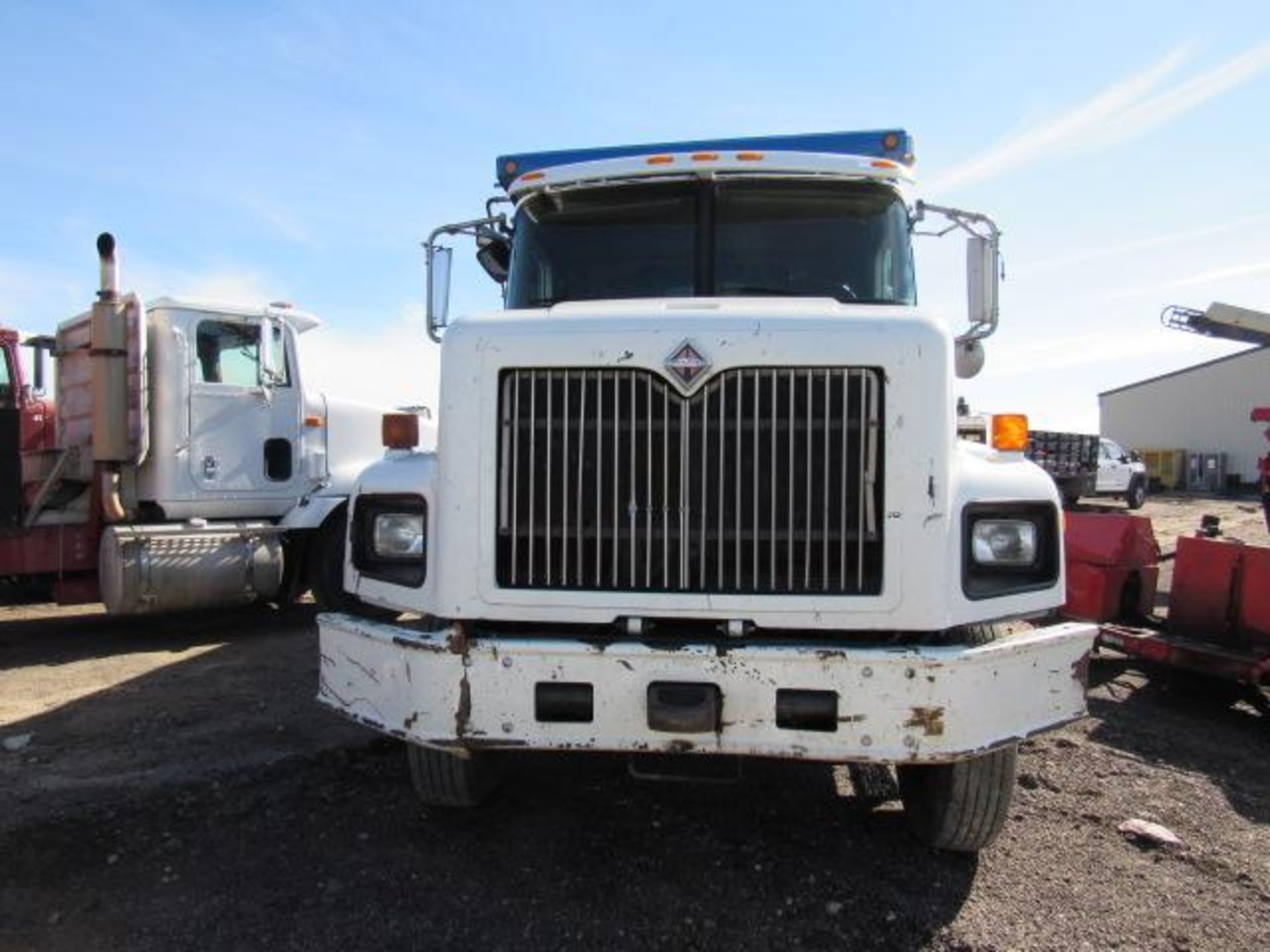 2005 International 5600 Dump Truck 6 x 4, VIN # 1HTXHAPR755031266, 18-Speed Manual Eaton Fuller - Image 2 of 9