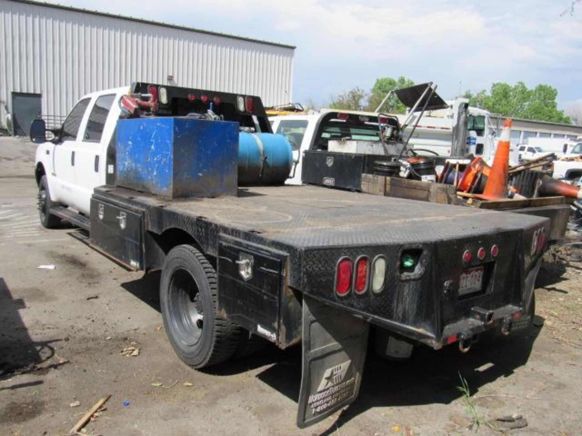 2004 Ford F550 11 ft. Flatbed Superduty 4 x 4, VIN # 1FDAW57PX4EB03420, Crew Cab, Goose Neck - Image 5 of 9