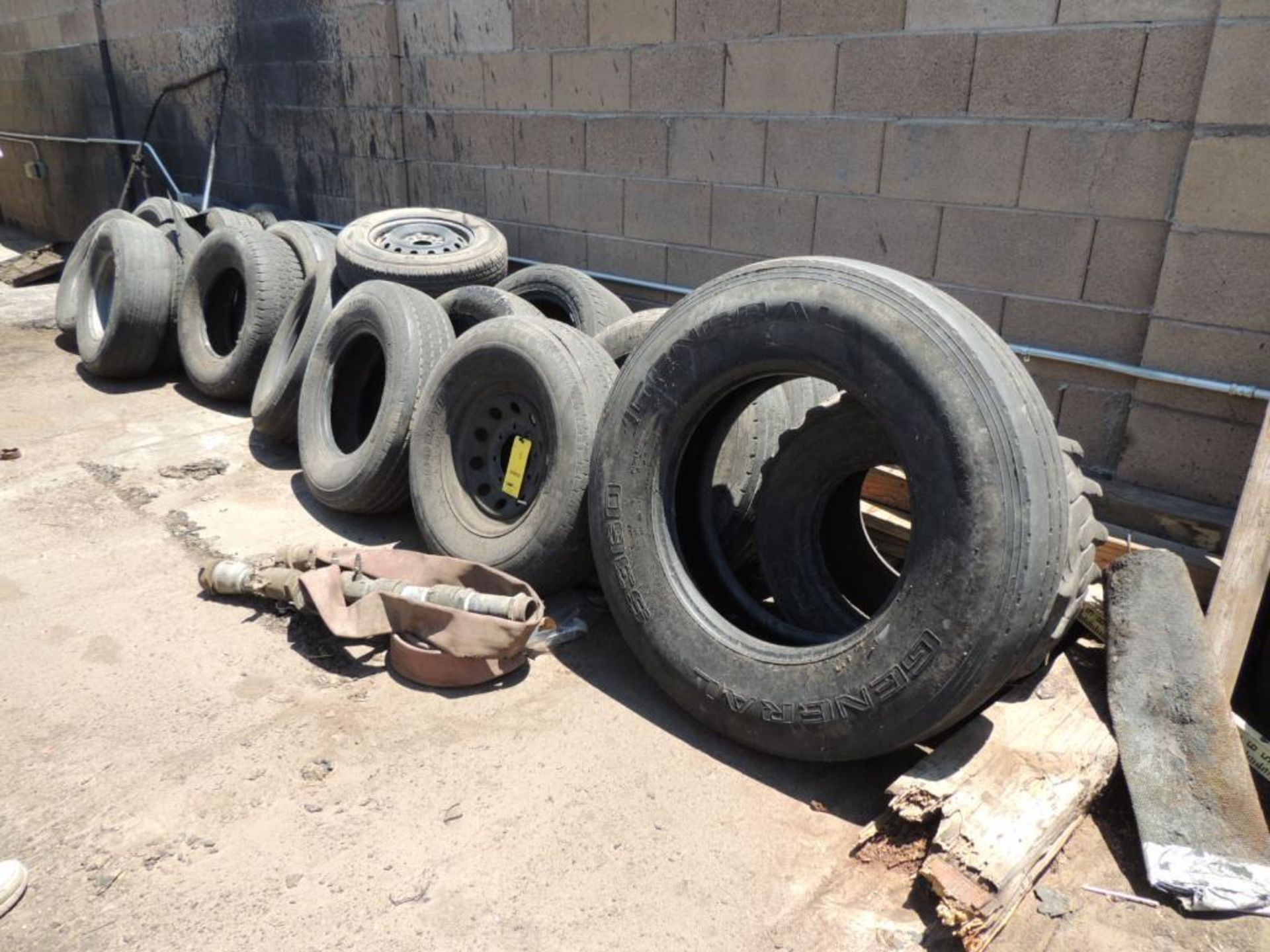 LOT: Misc. Rims and Tires, LOCATION: 2435 S. 6th Ave., Phoenix, AZ 85003 - Image 2 of 4