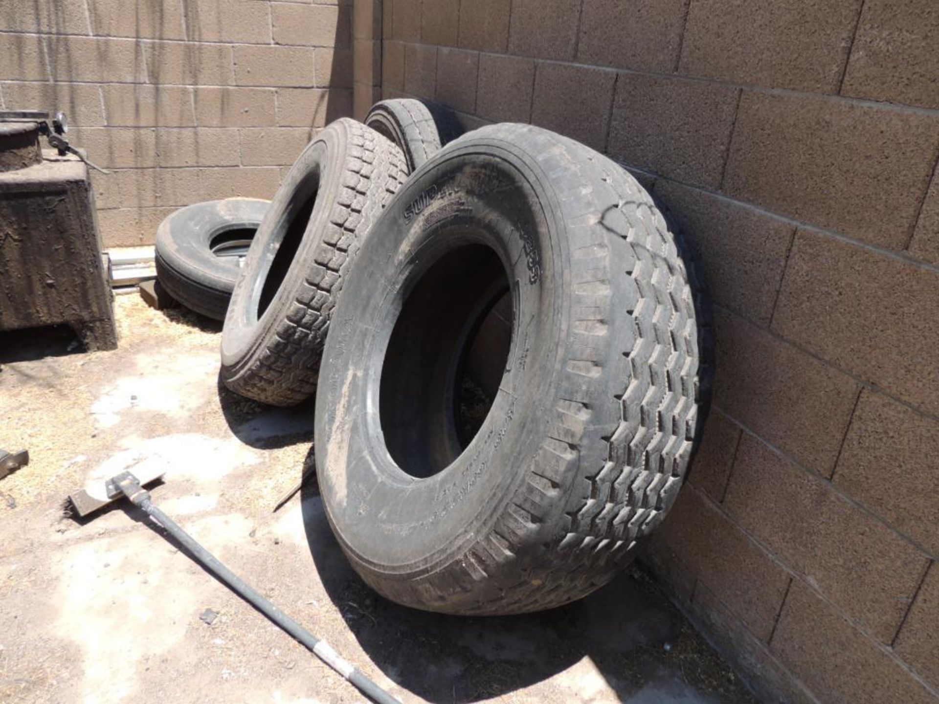 LOT: Misc. Rims and Tires, LOCATION: 2435 S. 6th Ave., Phoenix, AZ 85003 - Image 3 of 4