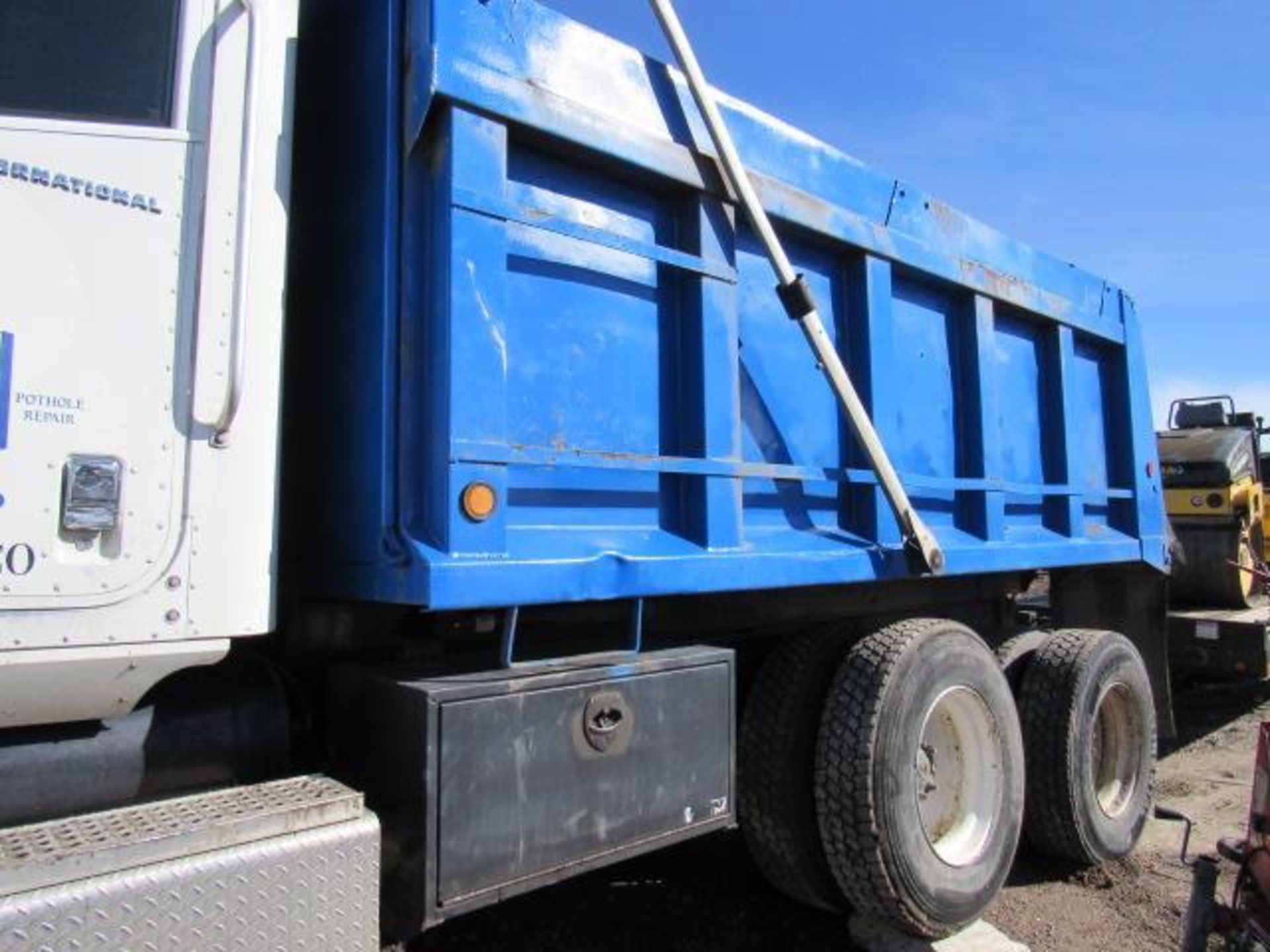 2005 International 5600 Dump Truck 6 x 4, VIN # 1HTXHAPR755031266, 18-Speed Manual Eaton Fuller - Image 3 of 9