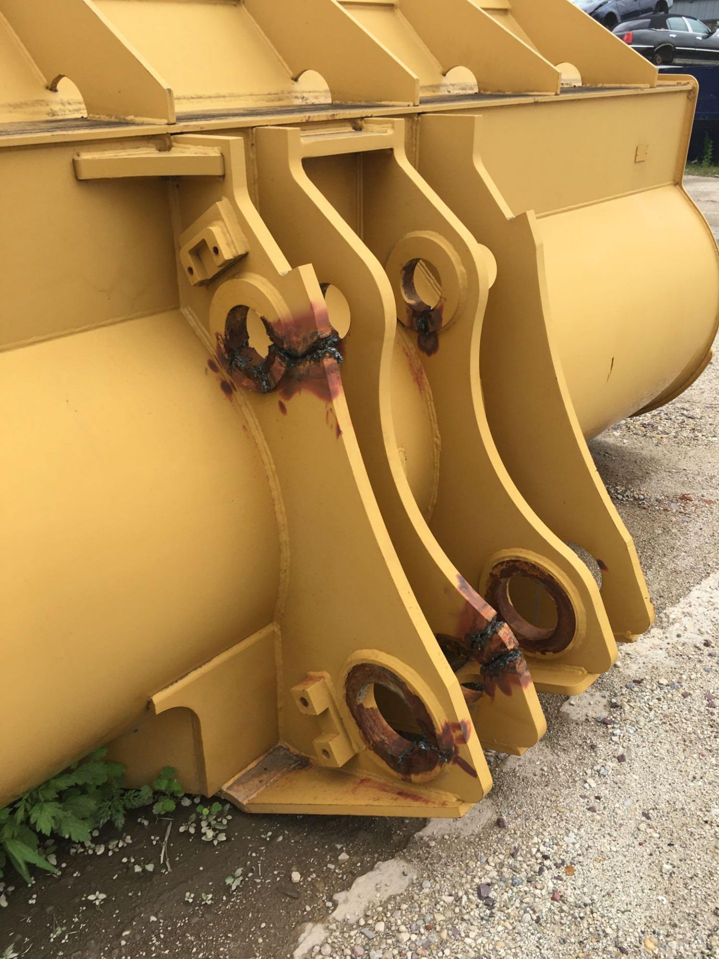 Caterpillar General Purpose Bucket, 150 in. (est.) W, 8 Teeth. (Mounting Brackets Damaged) - Image 4 of 5