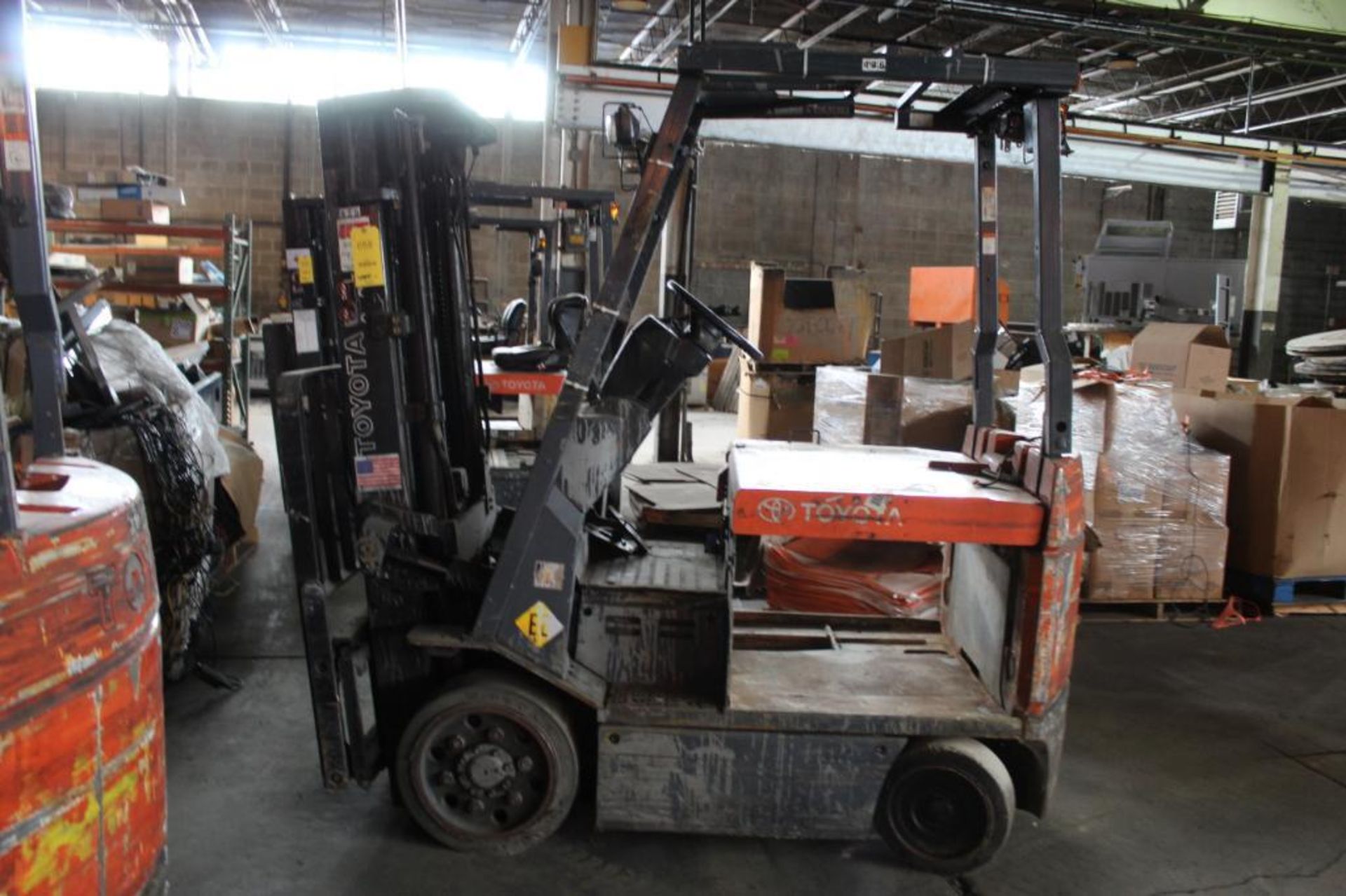 Toyota Electric Fork Lift Model 30-7FBCU25, Side Shifter, 4400 lb. Capacity, Triple Mast 189 in.