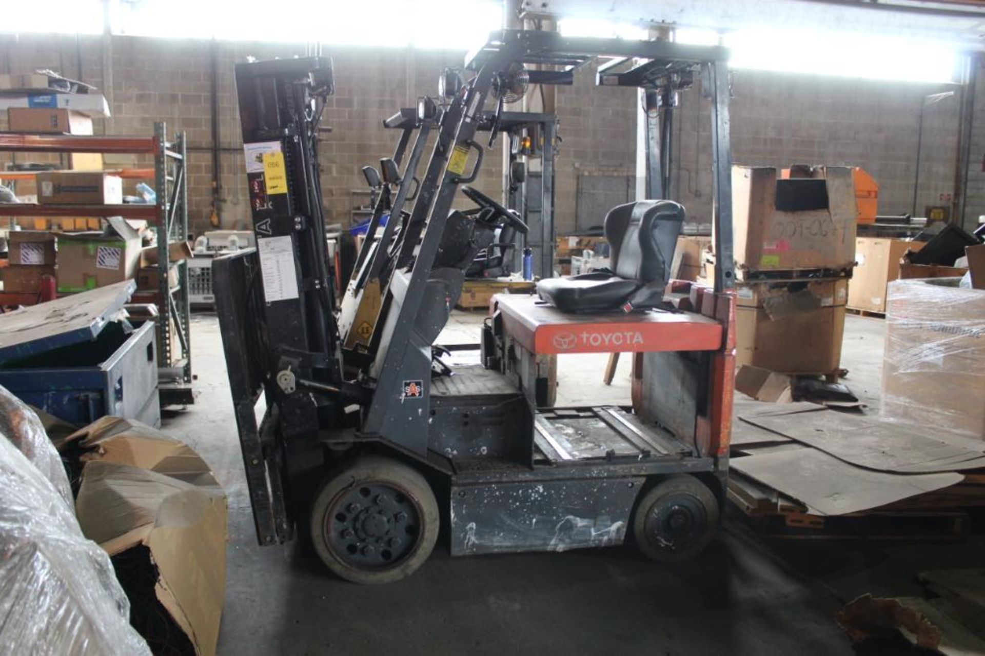 Toyota Electric Fork Lift Model 7FBCU20, Side Shifter, 3500 Lb Capacity, Triple Mast 189 in.