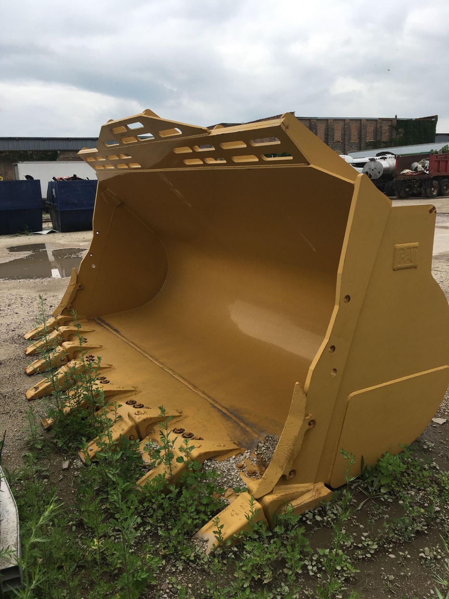 Caterpillar General Purpose Bucket, 150 in. (est.) W, 8 Teeth. (Mounting Brackets Damaged) - Image 2 of 5