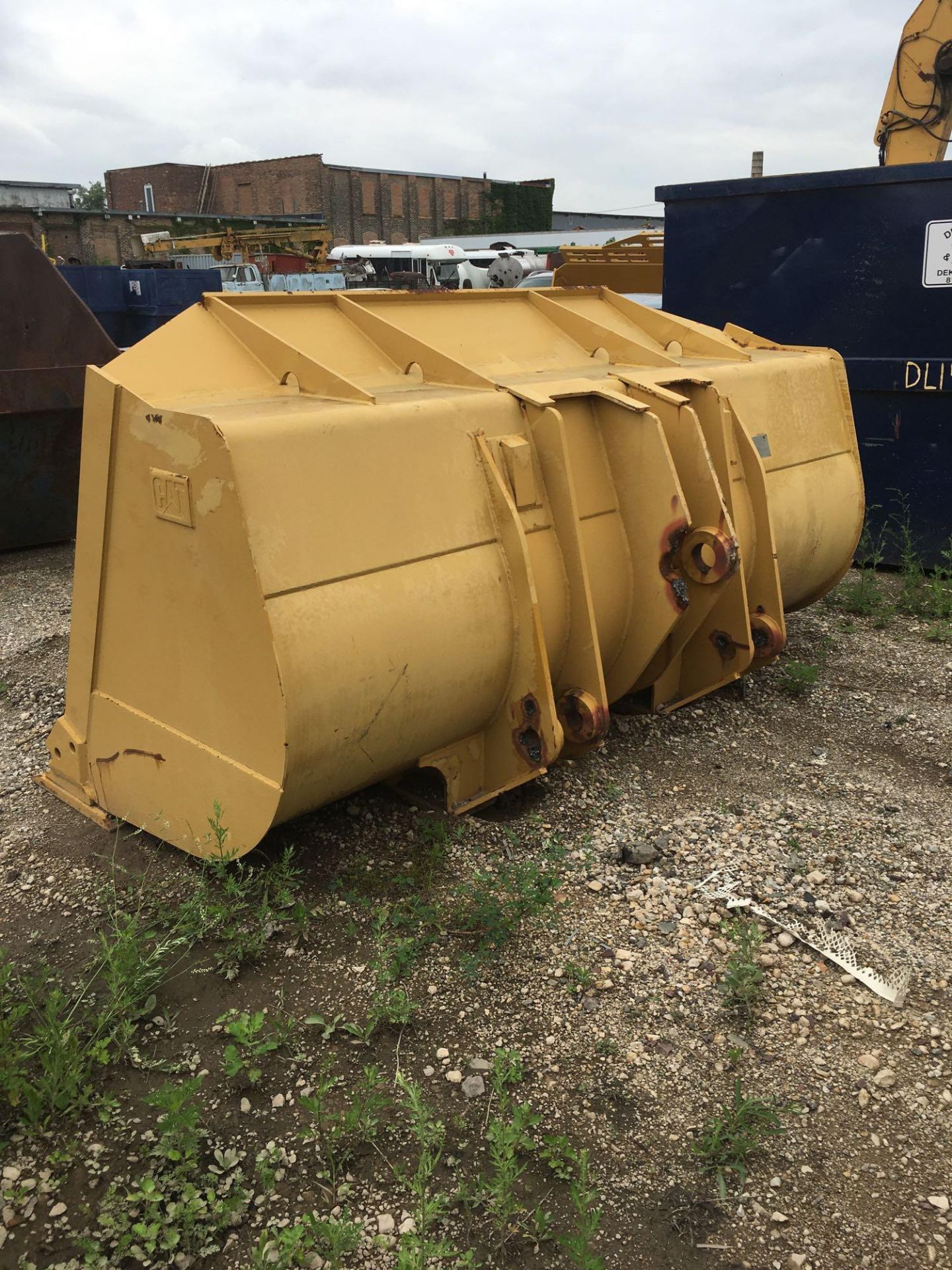 Caterpillar General Purpose Bucket, 120 in. (est.) W, 8 Teeth. (Mounting Brackets Damaged) - Image 3 of 5