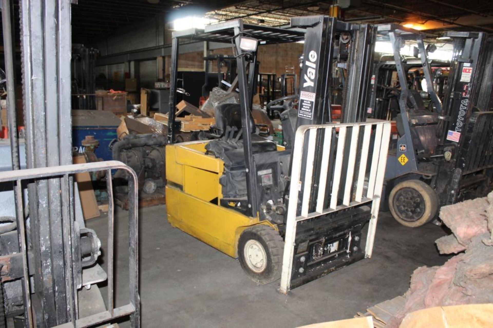 Yale 3 Wheel Electric Forklift Model ERP030TGN36TE078, Side Shifter, 2900 lb. Capacity, Triple