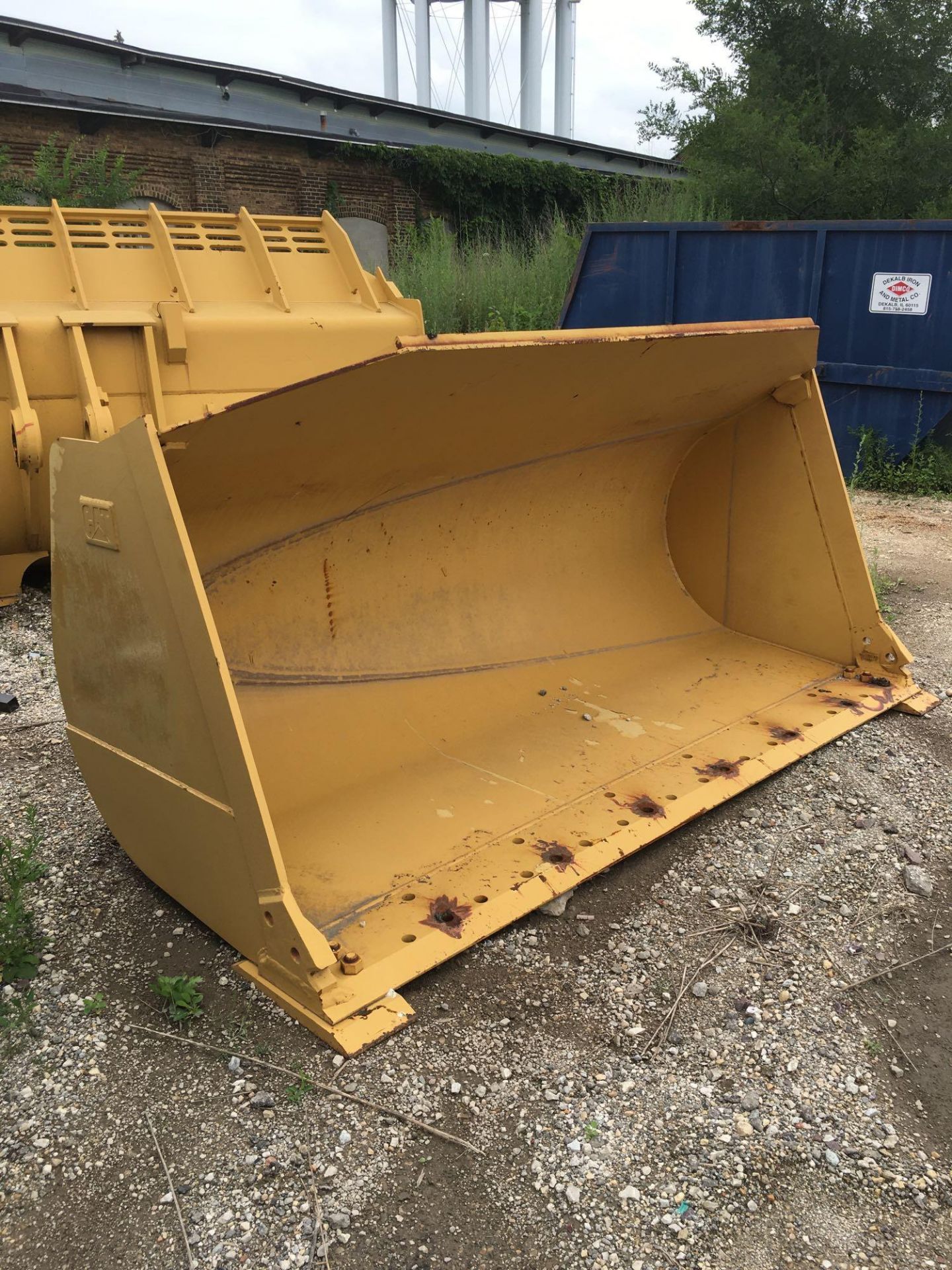 Caterpillar General Purpose Bucket, 120 in. (est.) W, 8 Teeth. (Mounting Brackets Damaged) - Image 2 of 5