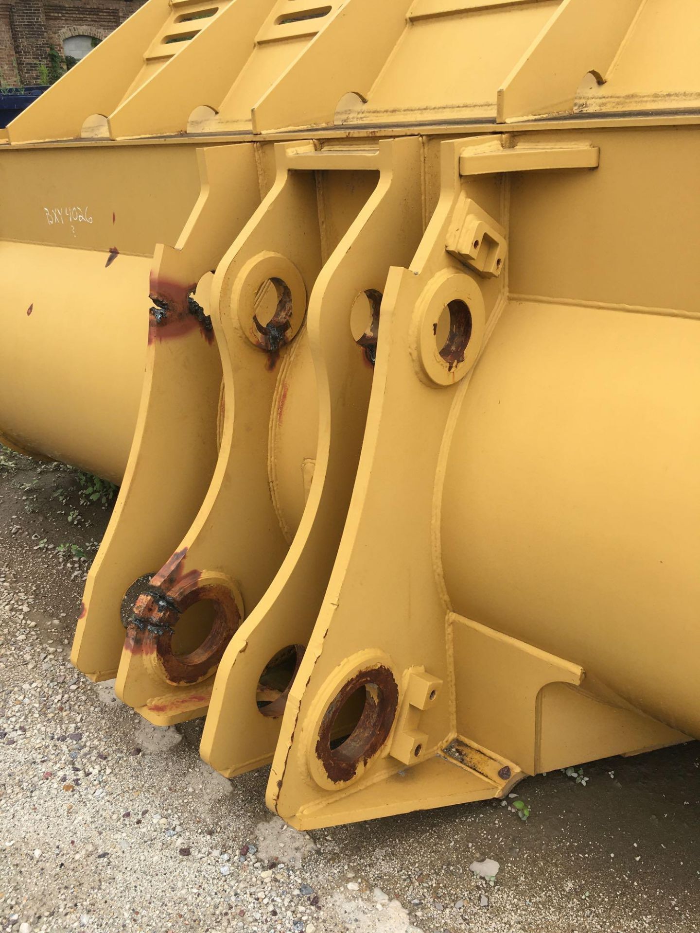 Caterpillar General Purpose Bucket, 150 in. (est.) W, 8 Teeth. (Mounting Brackets Damaged) - Image 5 of 5