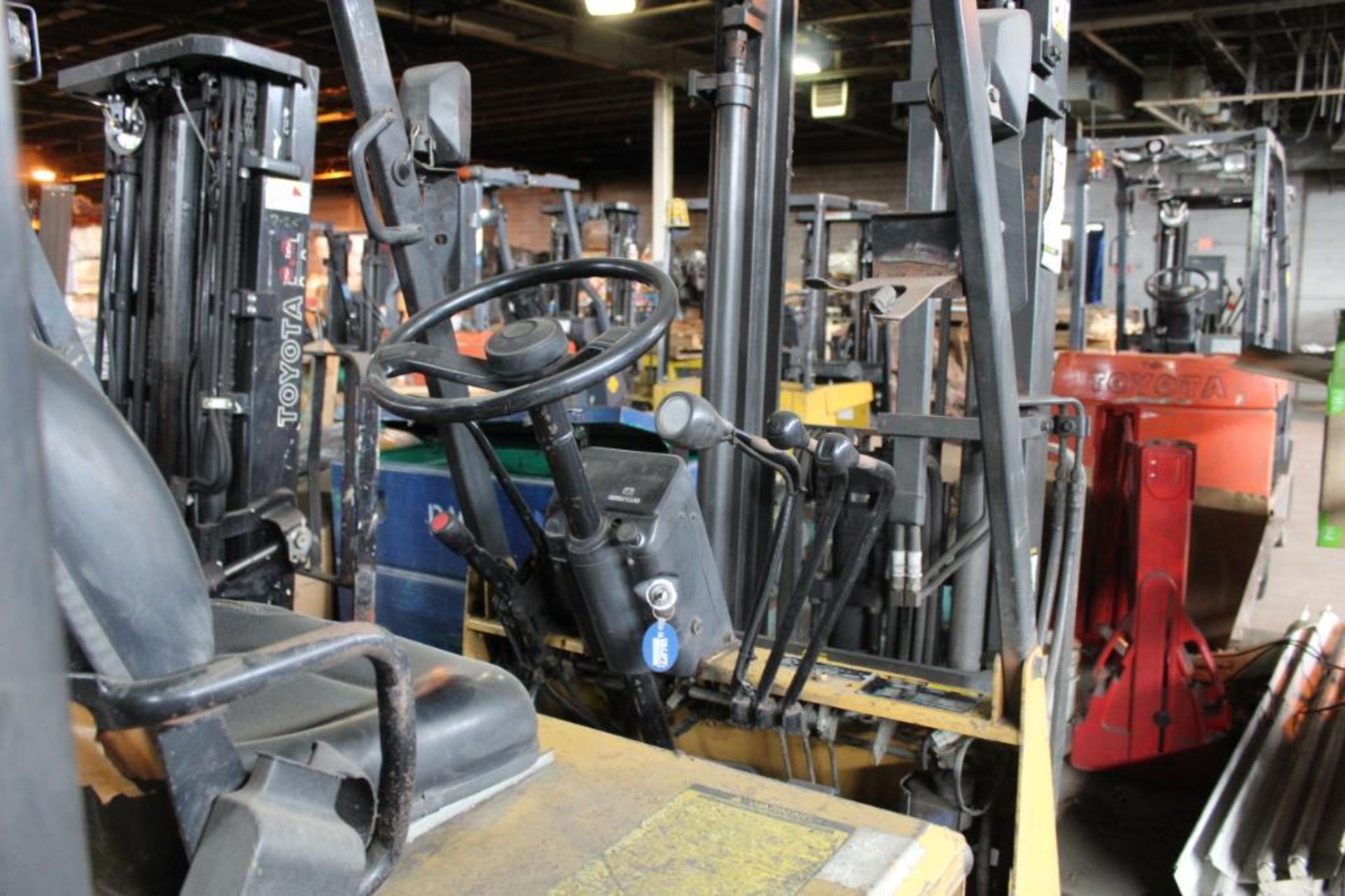 Caterpillar Electric Forklift Model 8015, Side Shifter, 3000 lb. Capacity, Dual Mast 130 in. - Image 3 of 5