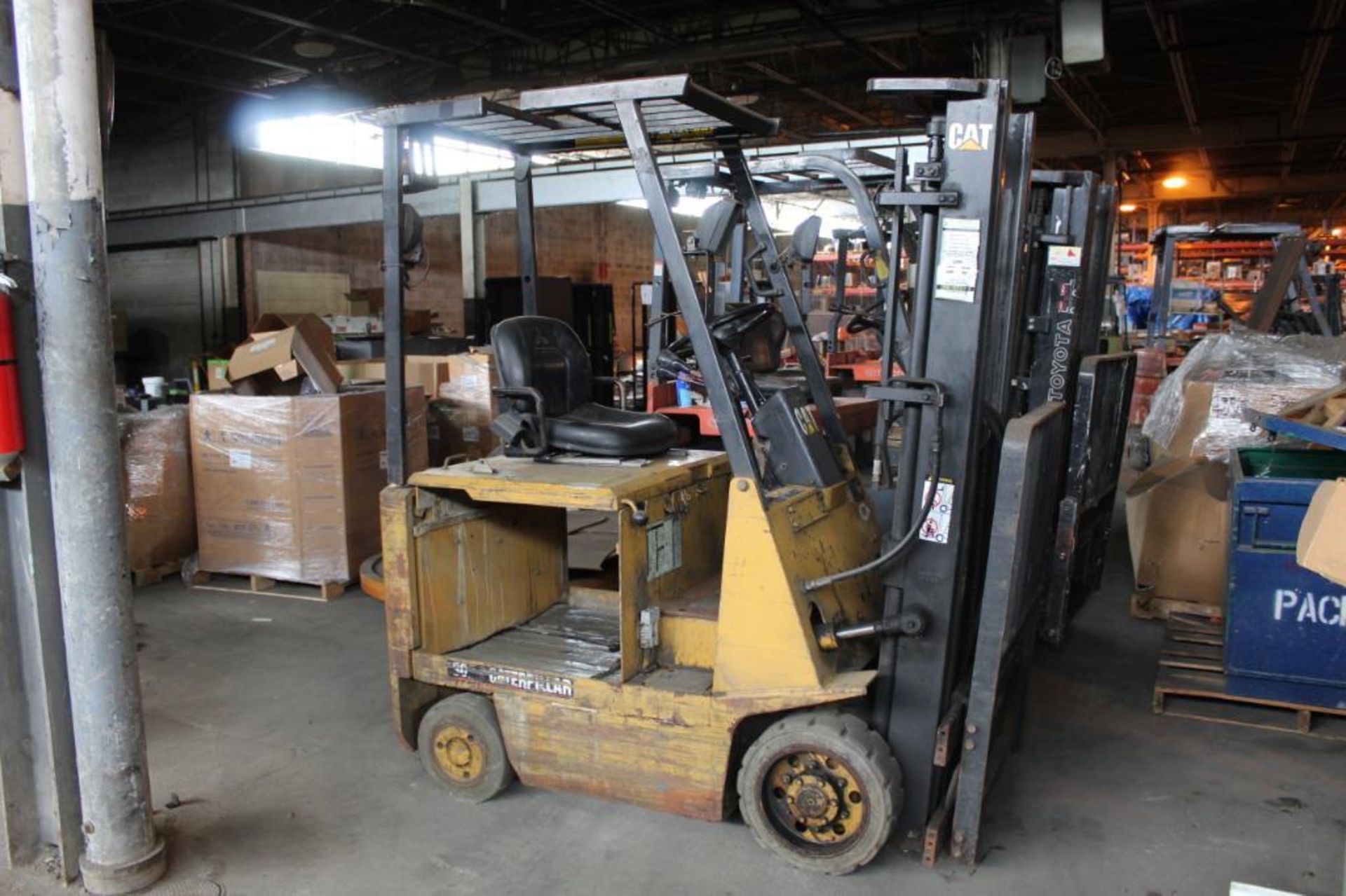 Caterpillar Electric Forklift Model 8015, Side Shifter, 3000 lb. Capacity, Dual Mast 130 in.
