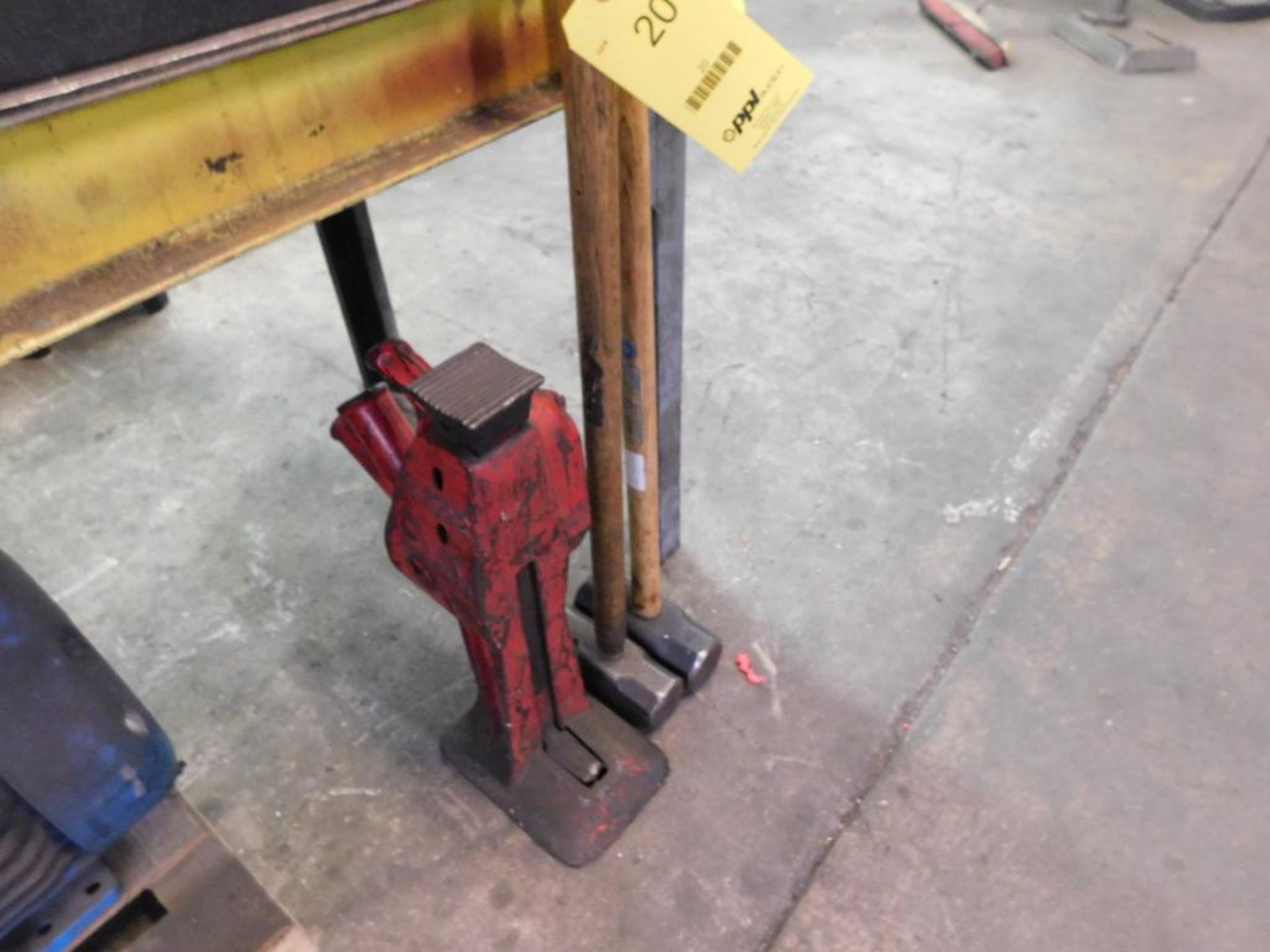 LOT: 10 Ton Toe Jack & (2) Sledge Hammers (LOCATION: 520 DRESDEN ST., KALKASKA, MI 49646)