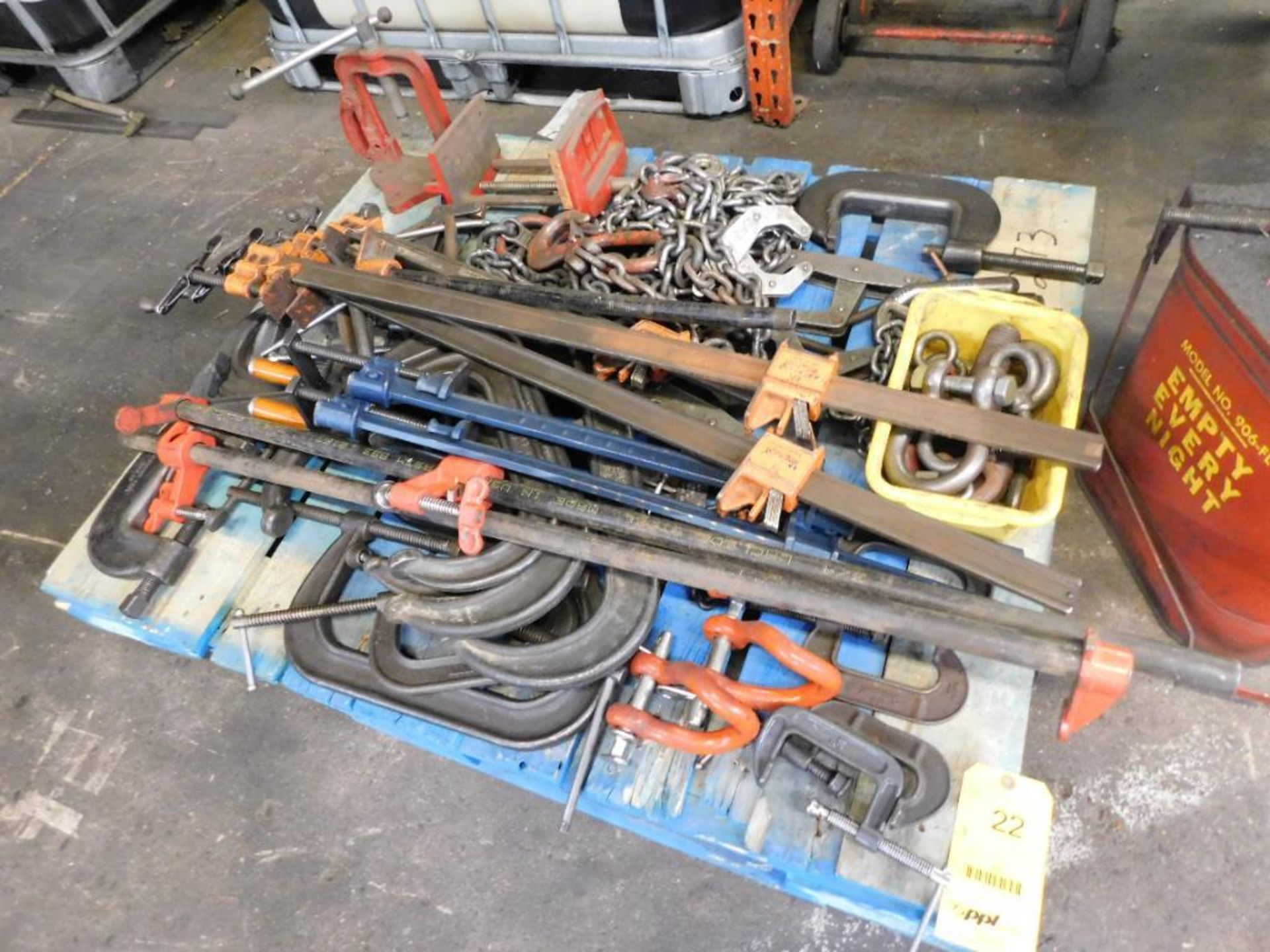 LOT: Large C-Clamps, Kant-Twist Clamps, Bar & Pipe Clamps, Chain, Ridgid Vise (LOCATION: 520 DRESDEN