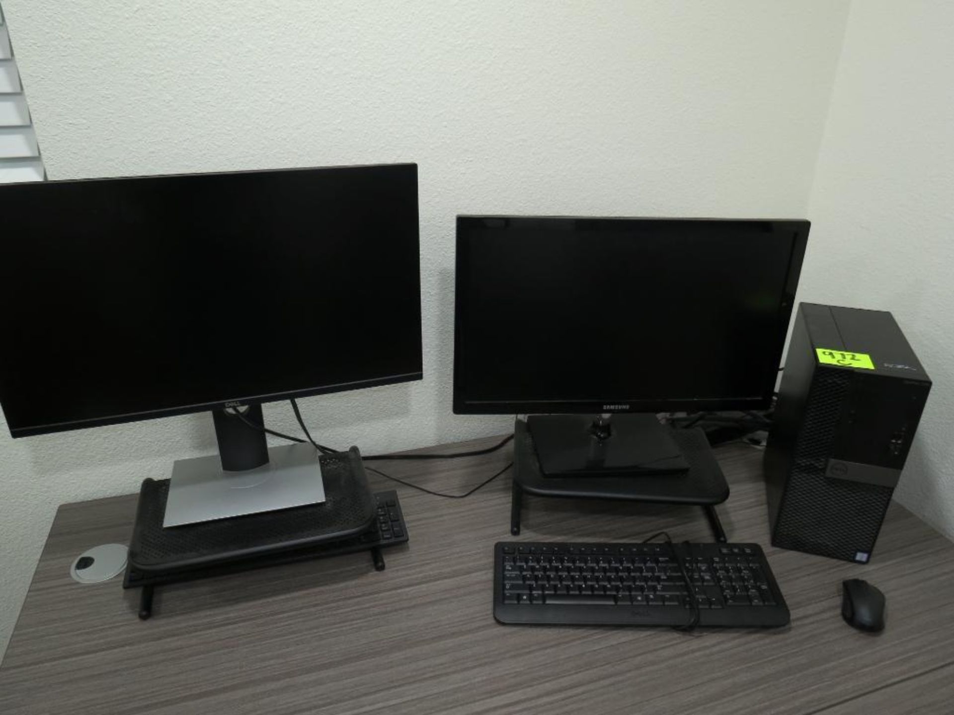 Dell OptiPlex 7070 Desktop Computer with (2) Dell & Samsung Monitors, KB & Mouse, ST: B9Z2613 - Image 3 of 3