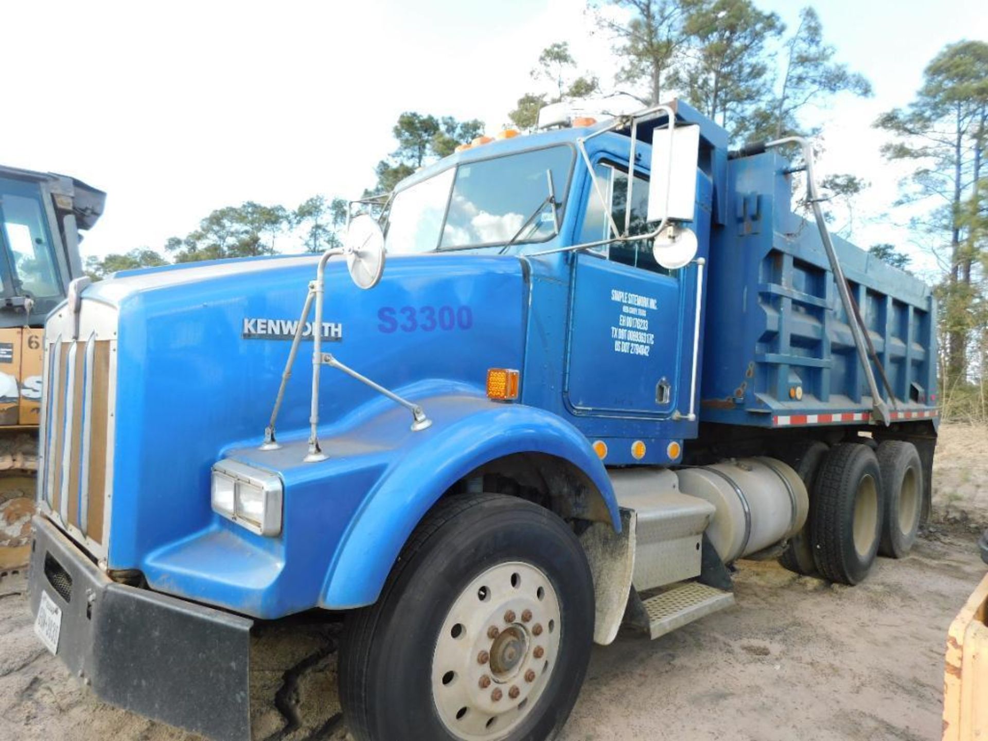 1992 Kenworth Dump Truck Model T800, VIN 1XKDDB9X2NJS75319, 14 ft. Dump Box, Eaton Transmission, 6 C