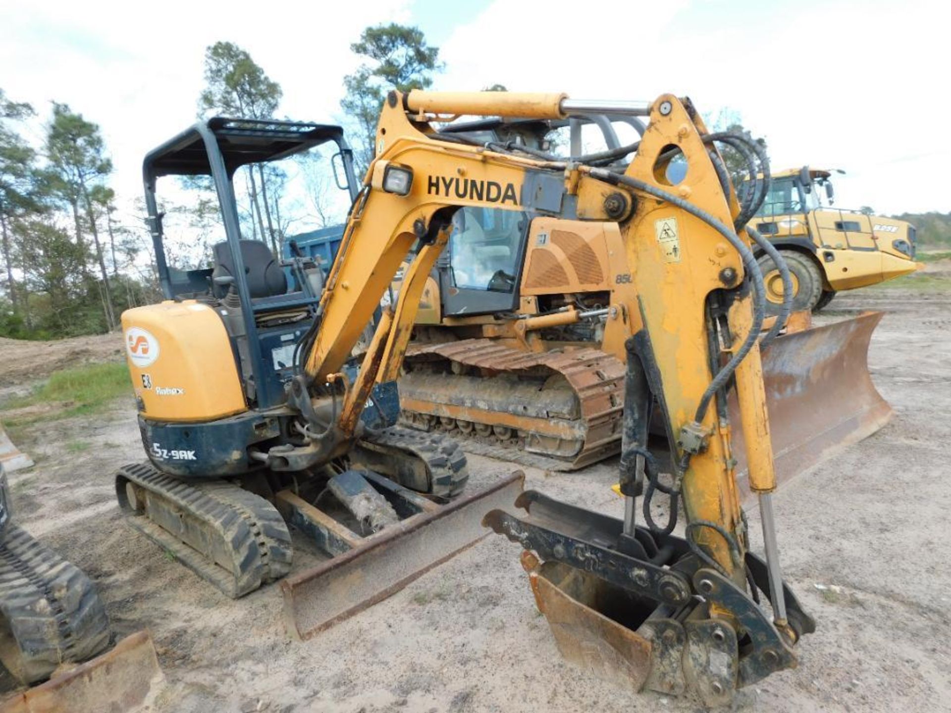 Hyundai Hydraulic Mini Excavator Model ROBEX 25Z-9AK, S/N HHKHMK04LH0000438 (2017) w/10.5 in. Bucket