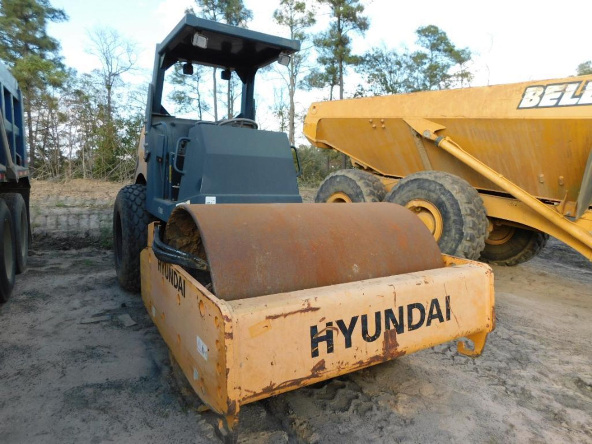 Hyundai Vibratory Roller Model HR70C-9, S/N 25011211E117908 (2016), 5 ft. 6 in. Drum, Perkins 4.4 Li - Image 2 of 5