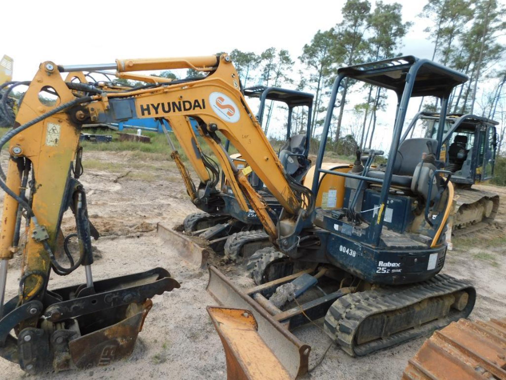 Hyundai Hydraulic Mini Excavator Model ROBEX 25Z-9AK, S/N HHKHMK04LH0000438 (2017) w/10.5 in. Bucket - Image 2 of 7