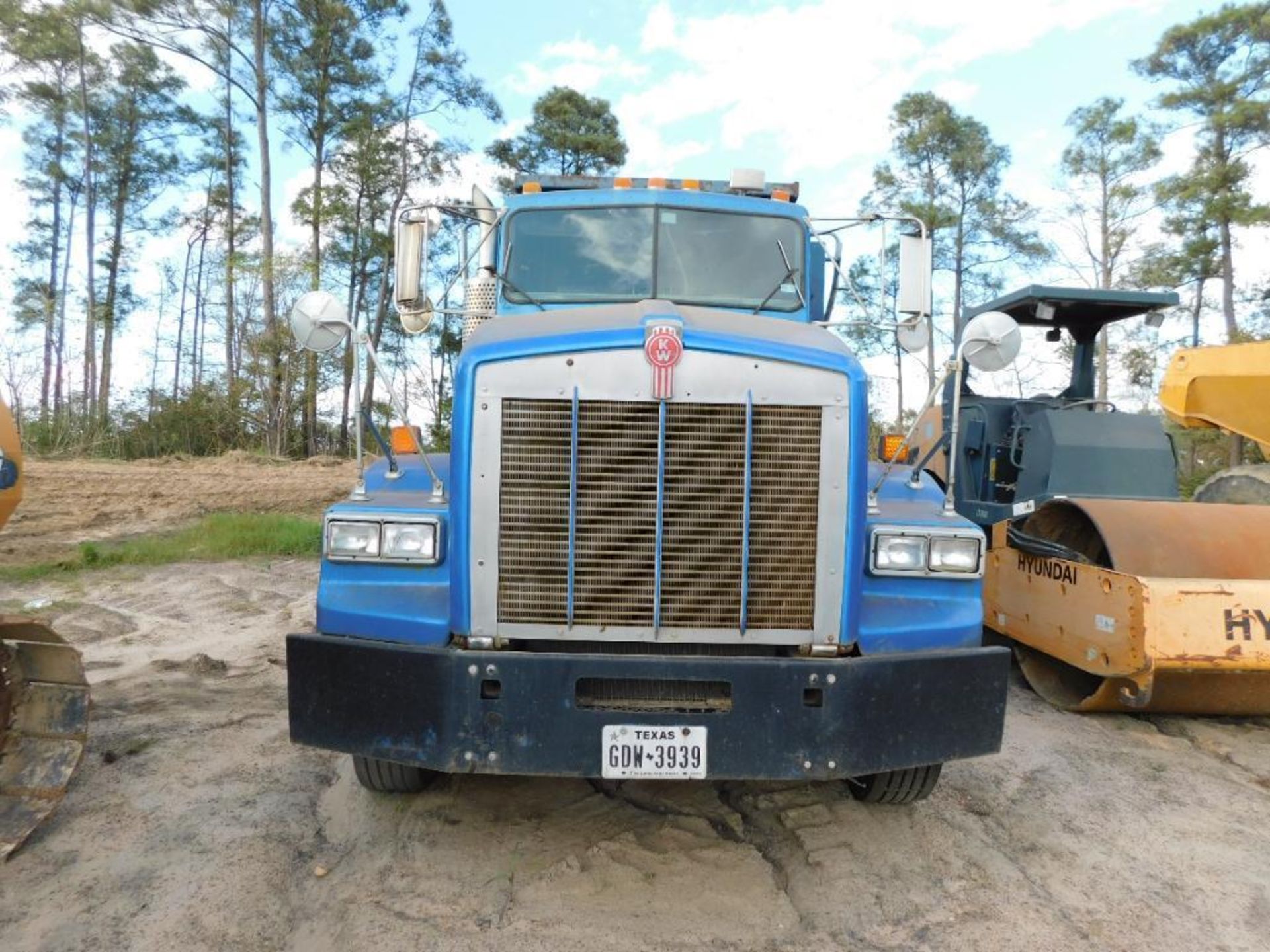 1992 Kenworth Dump Truck Model T800, VIN 1XKDDB9X2NJS75319, 14 ft. Dump Box, Eaton Transmission, 6 C - Image 2 of 5