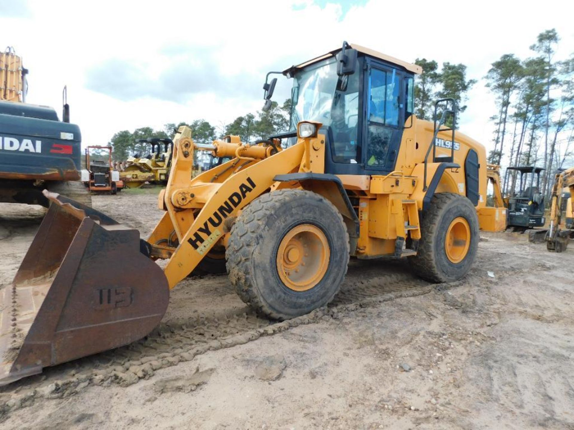 Hyundai Articulated Wheel Loader Model HL955, S/N HHKHW500LF0000011 (2015), w/8 ft. 6 in. Bucket, En