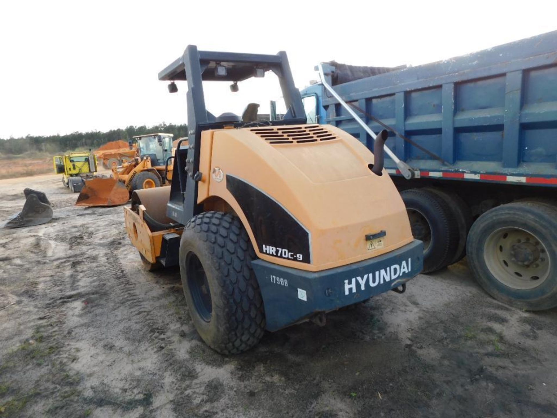 Hyundai Vibratory Roller Model HR70C-9, S/N 25011211E117908 (2016), 5 ft. 6 in. Drum, Perkins 4.4 Li - Image 3 of 5