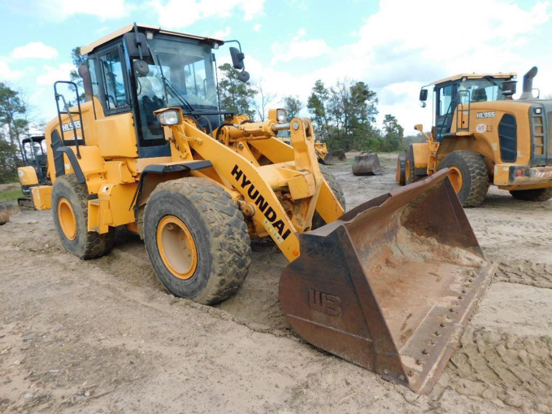 Hyundai Articulated Wheel Loader Model HL955, S/N HHKHW500LF0000011 (2015), w/8 ft. 6 in. Bucket, En - Image 2 of 7