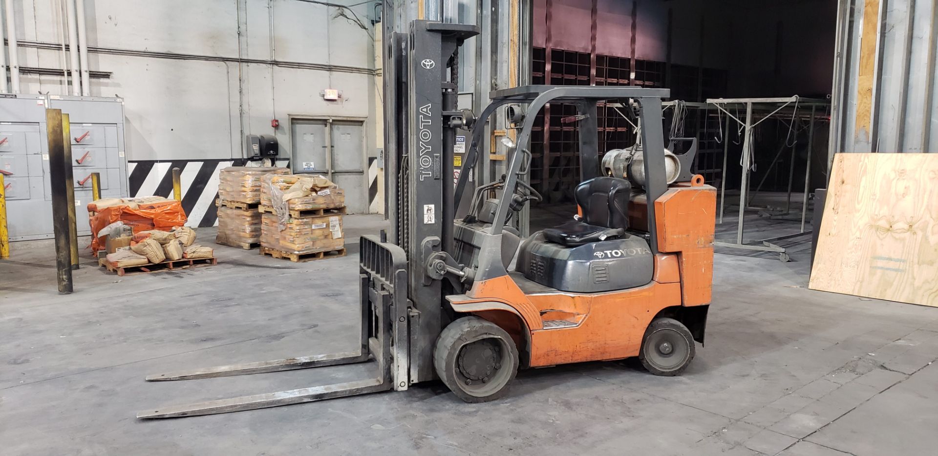 Toyota 8FGCU45-BCS 10,000 Lb LP Forklift - Image 2 of 9