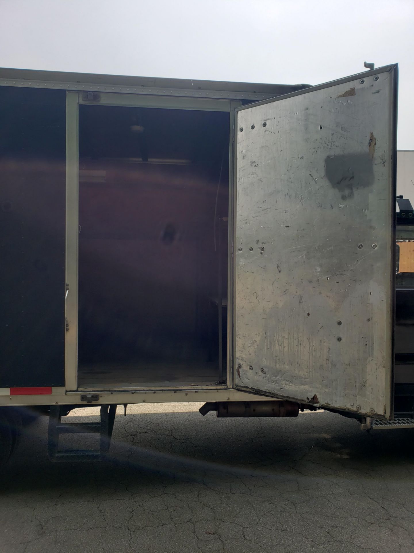 2007 Isuzu 20’ Box Truck - Image 5 of 20