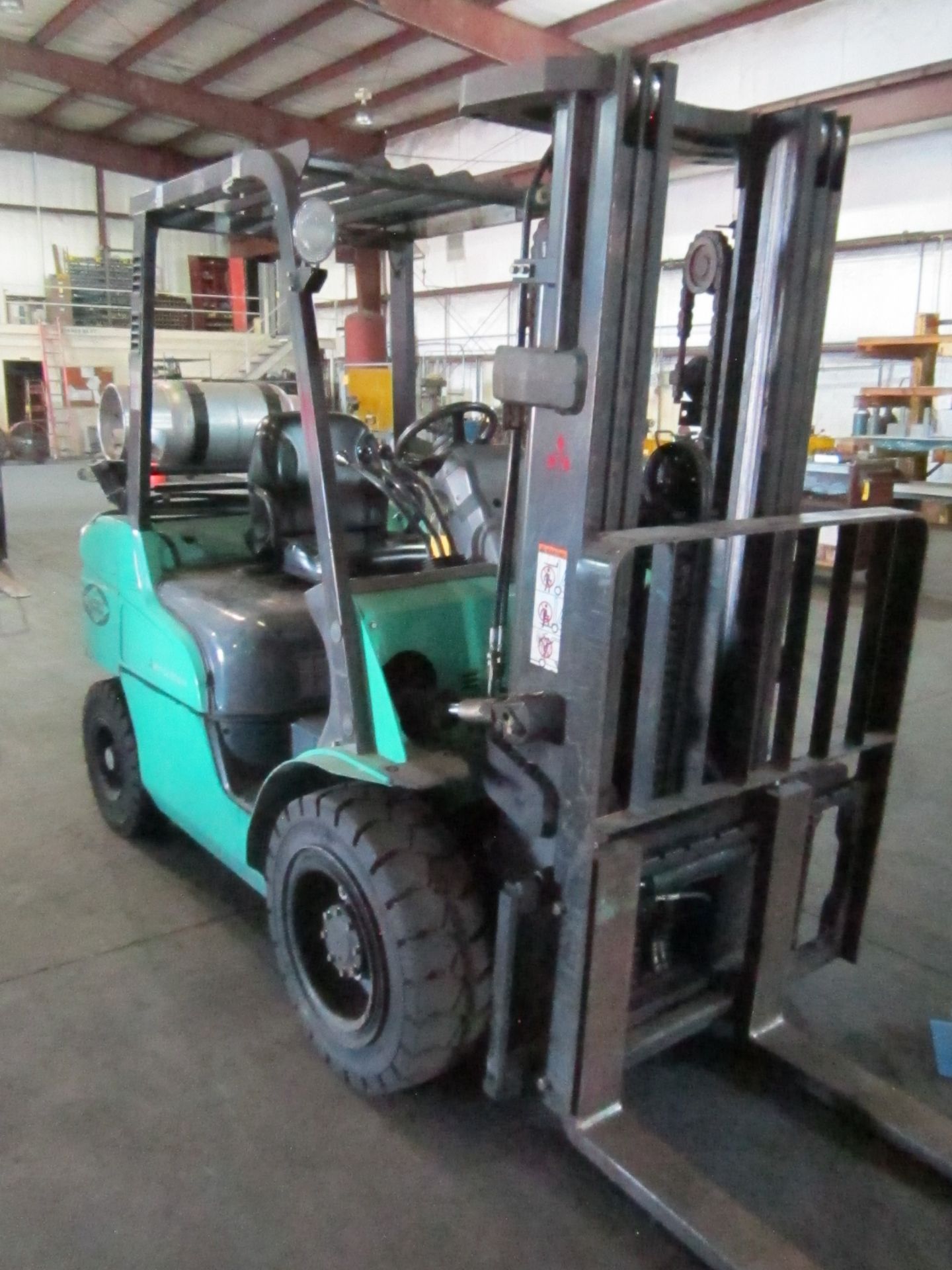 MITSUBISHI FG30N-LP FORKLIFT - Image 4 of 11