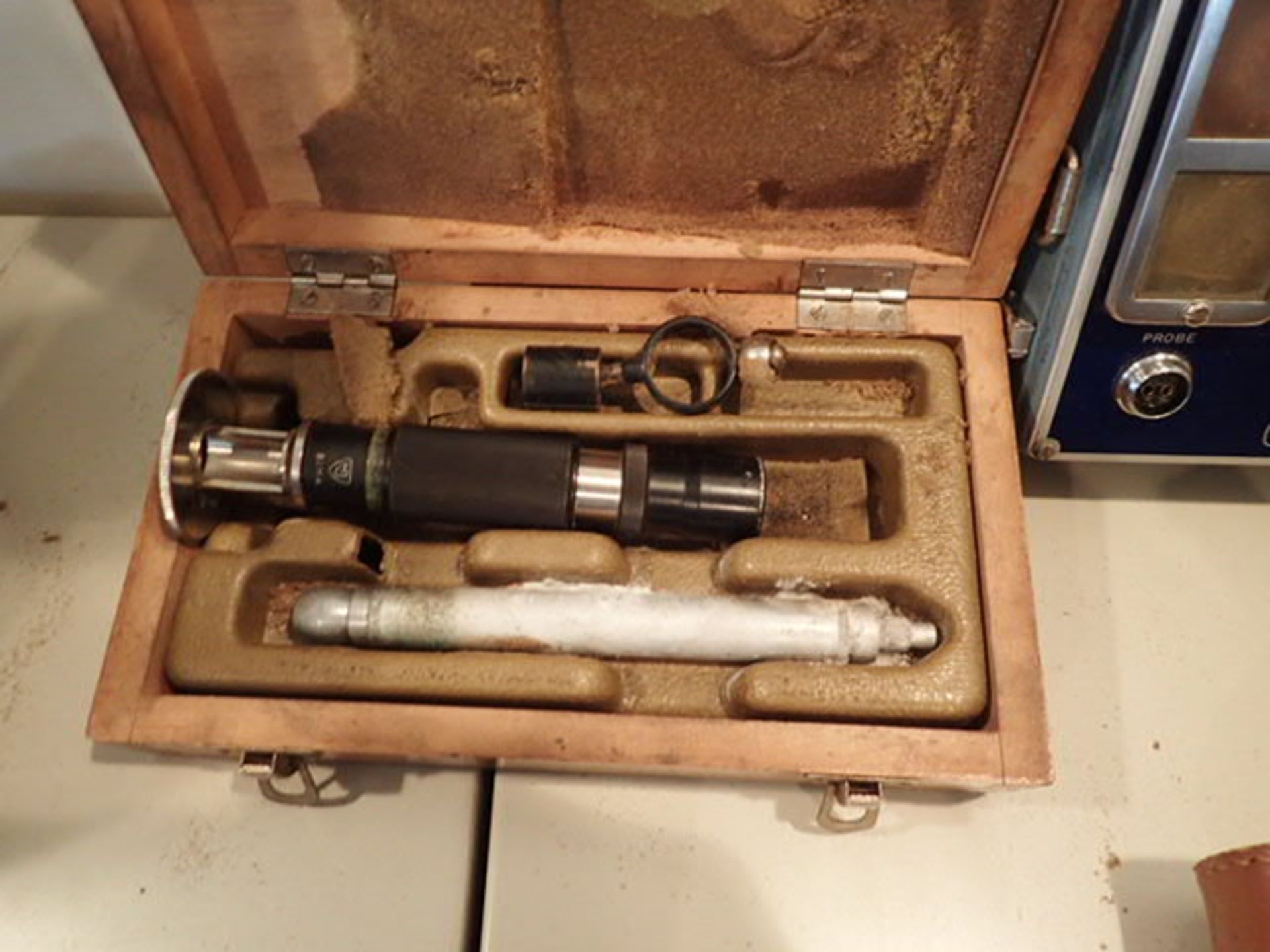 BIMA REFRACTOMETER WITH MAGNIFYING LIGHT - Image 2 of 2
