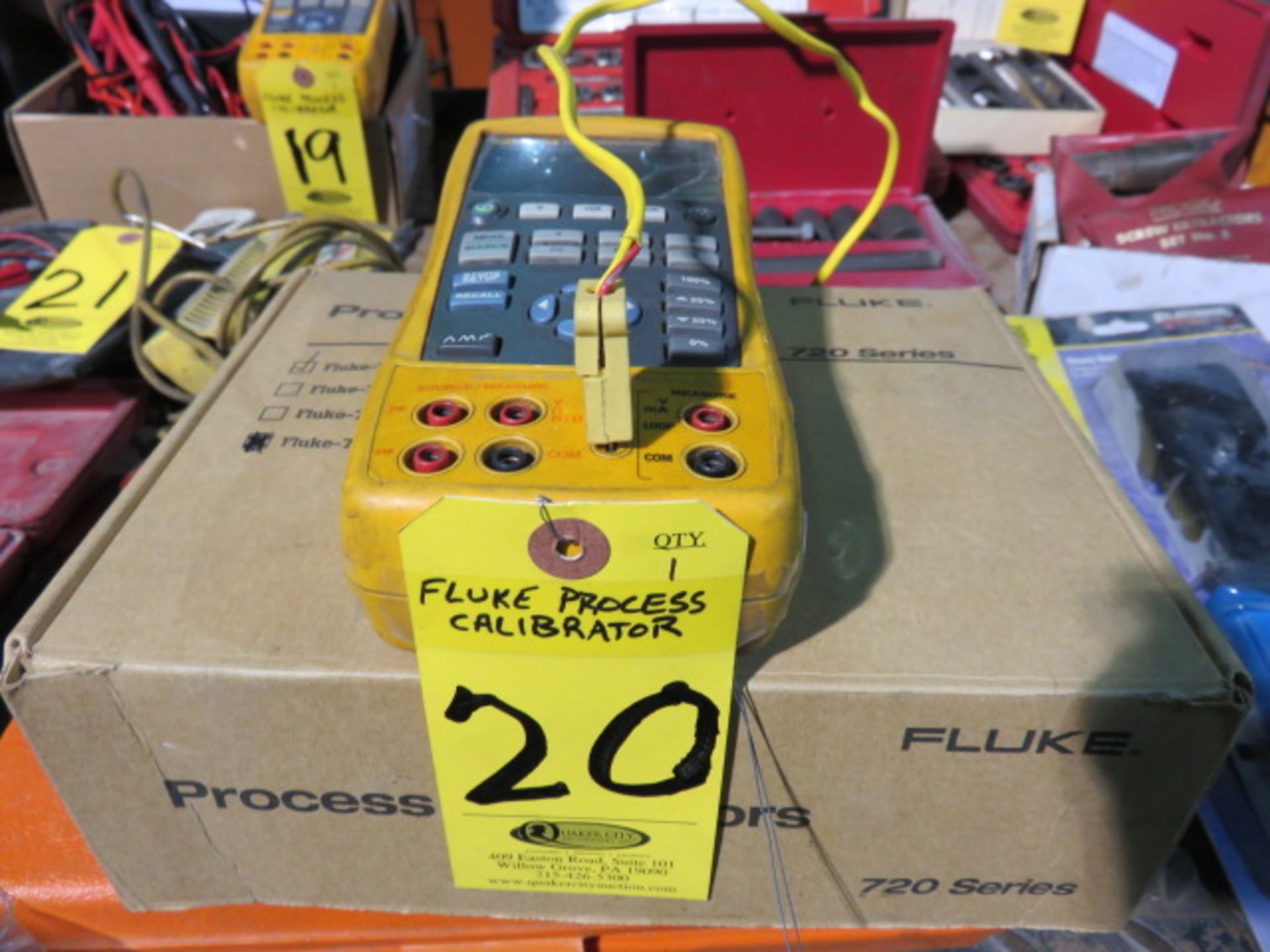 FLUKE 724 TEMPERATURE CALIBRATOR