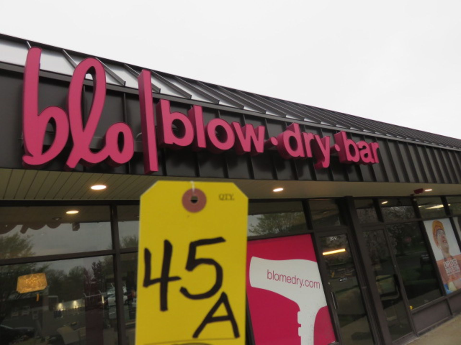 OUTDOOR BLO BLOW DRY BAR BUILDING SIGN