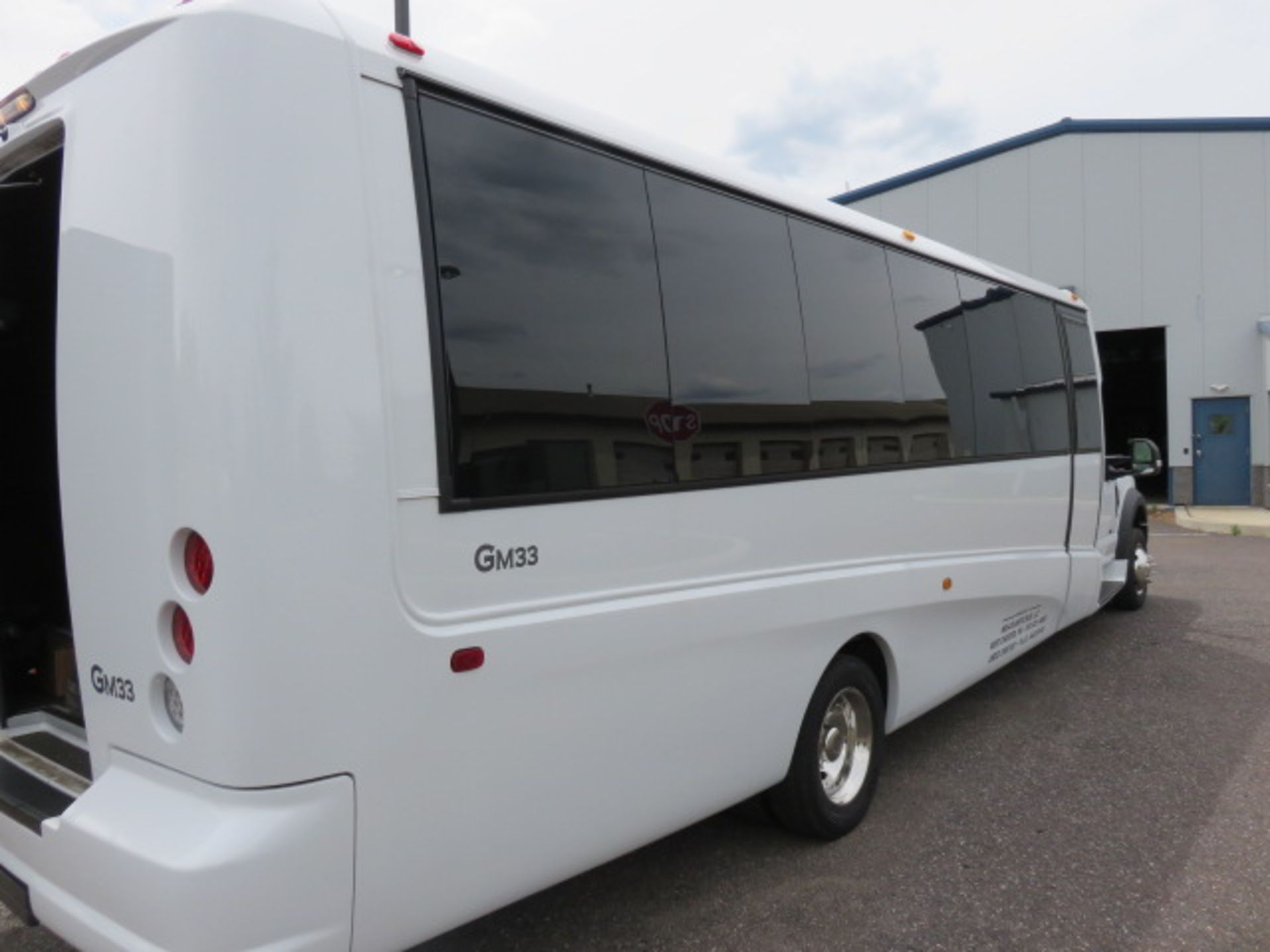 2017 FORD LUXURY SHUTTLE BUS (19,024 miles) - Image 5 of 31