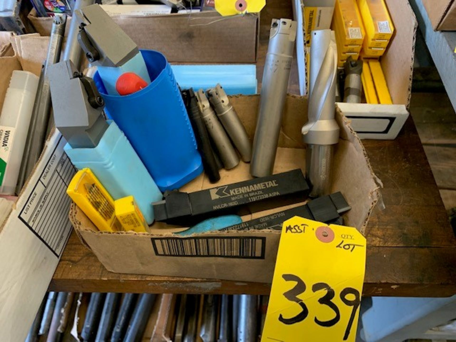 ASSORTED INDEXABLE CUTTERS AND LATHE TOOLS WITH CARBIDE (LIKE NEW)