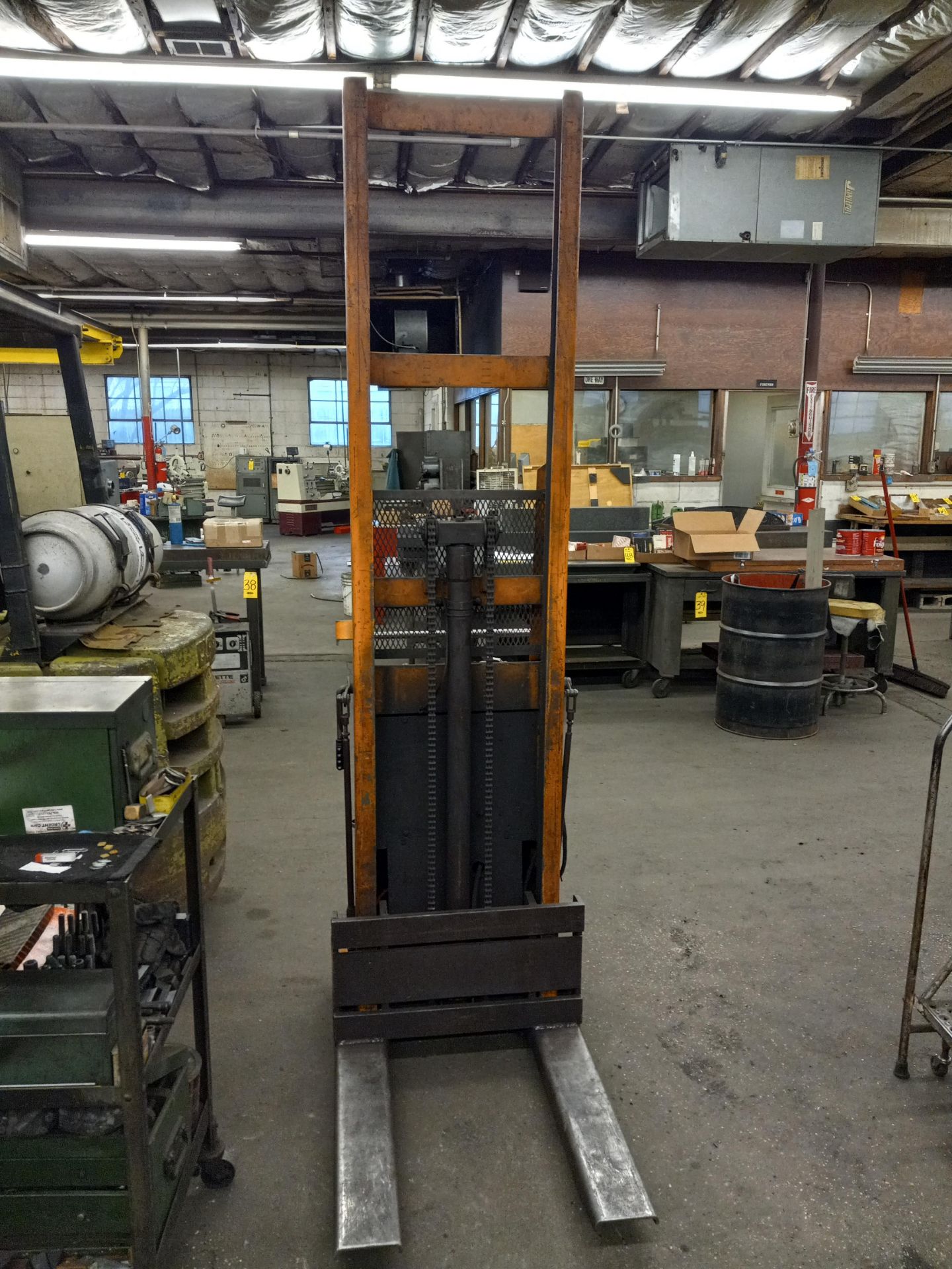 BIG JOE 2018-R7 ELECTRIC STACKER LIFT, 2000LB CAP. WITH 26 IN. FORKS, 84 IN. LIFT HEIGHT...