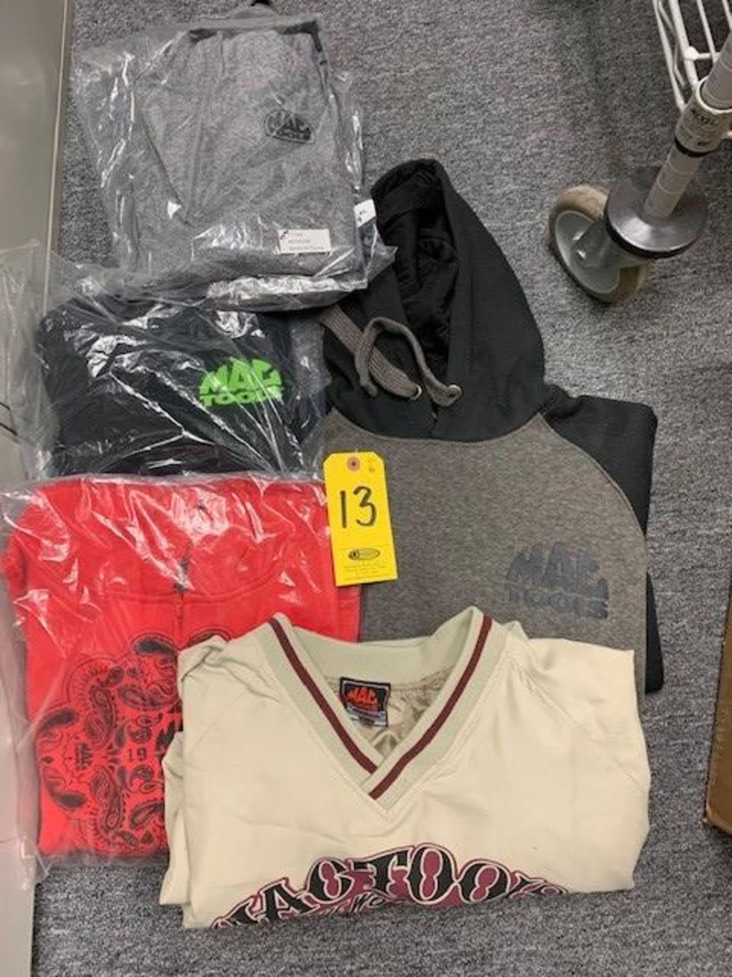 (6) ASSORTED MAC TOOL PULLOVERS AND SWEATSHIRTS (SIZES M-XL)