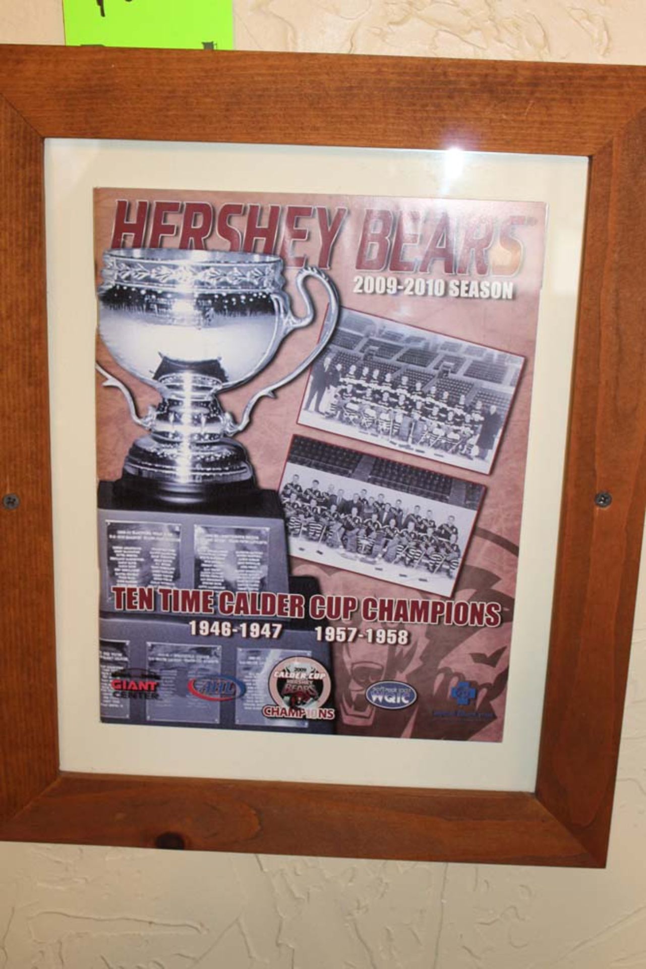 Memorabilia: 1937 Pennant, Hershey Bears Photo, Let's Go Bears Towel, 2008-2009 Team Photo, 2009- - Bild 2 aus 11