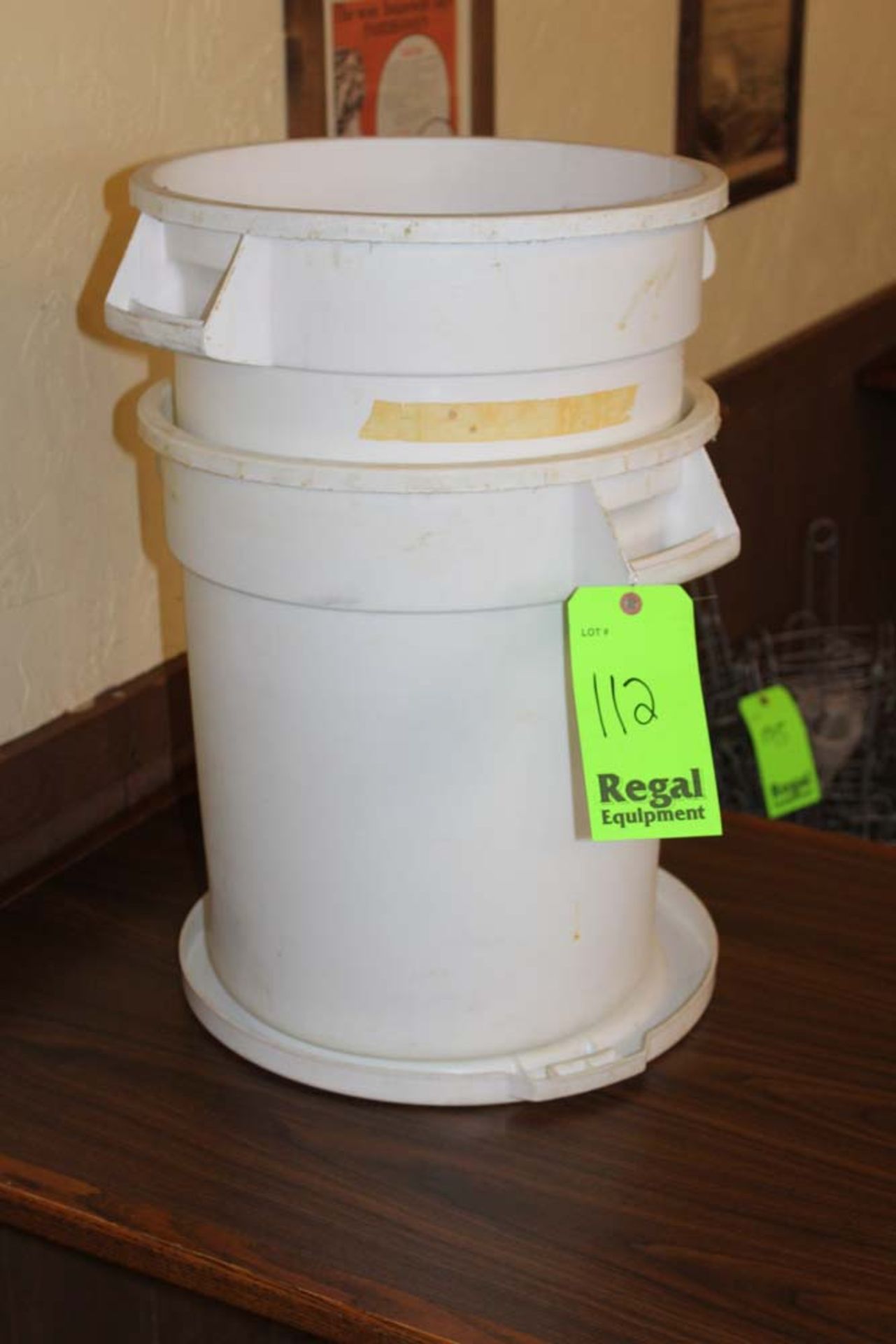 Rubbermaid 10 Gallon Trashcan (2)